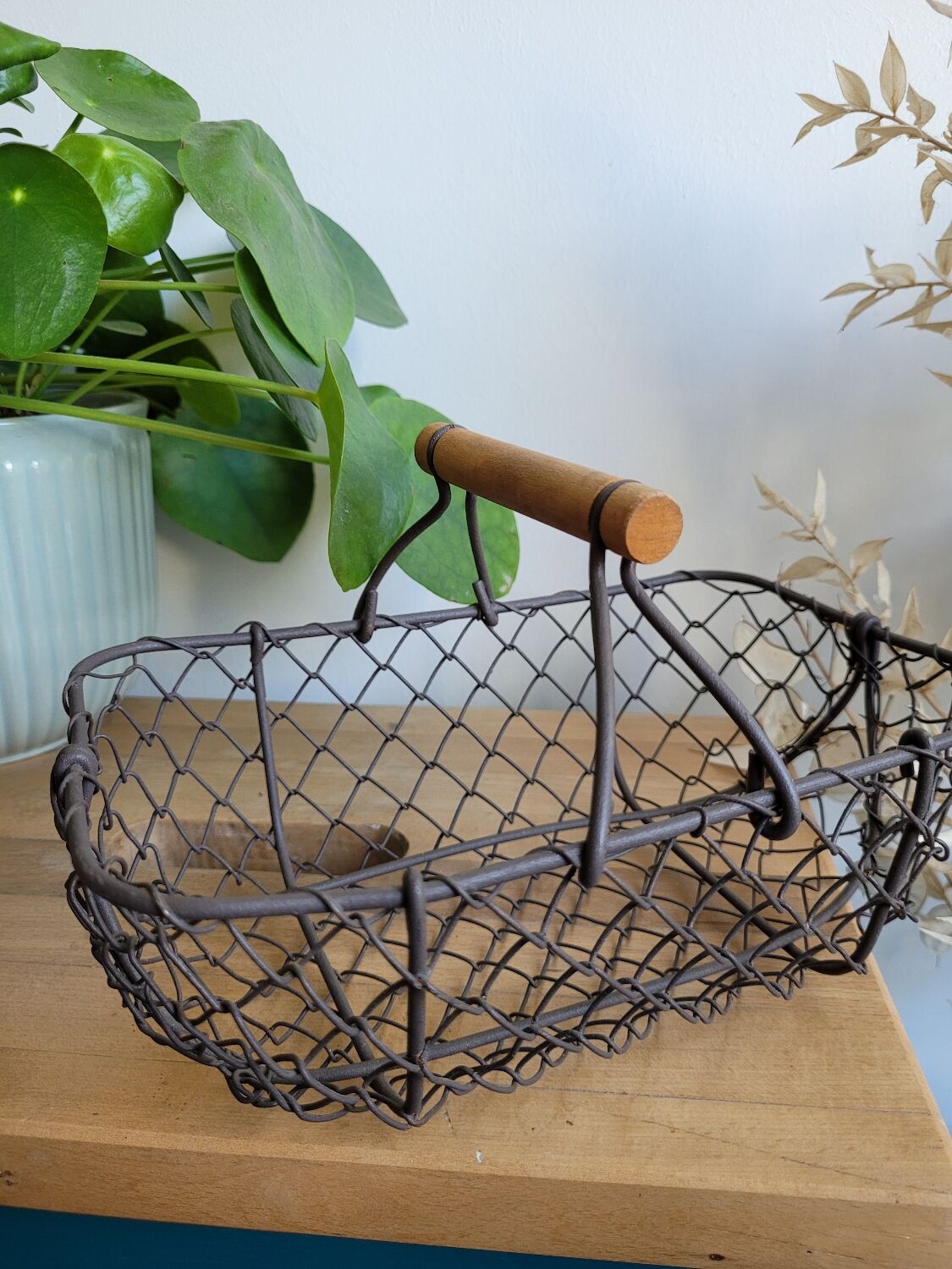 Basket wire handle wood