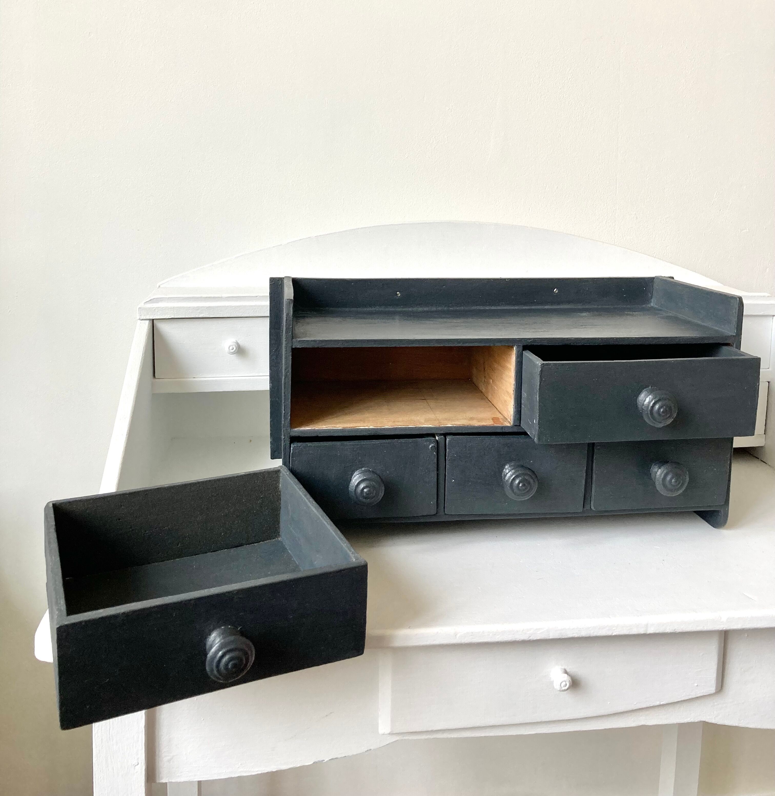 Drawer shelf with lockers