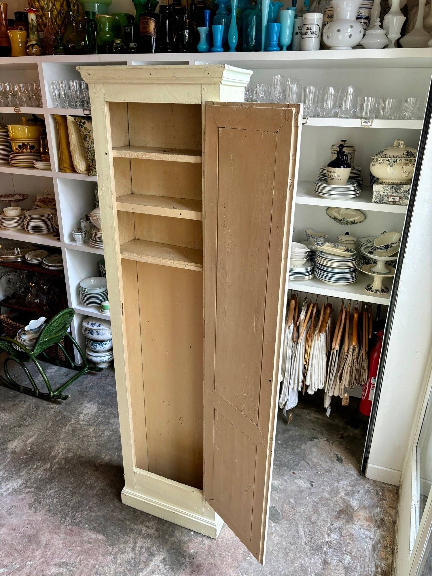 Standing man, cabinet with 1 door, 3 shelves in beige wood