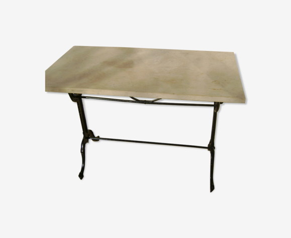 Table bistrot pieds en fonte noire et plateau en pierre du languedoc