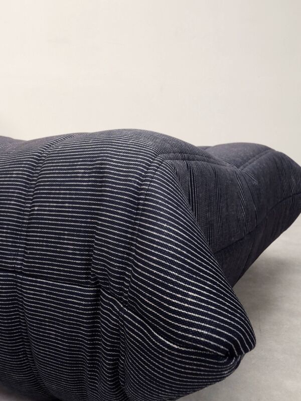Ligne Roset Togo - fauteuil 1 place et pouf - tissu à rayures bleues