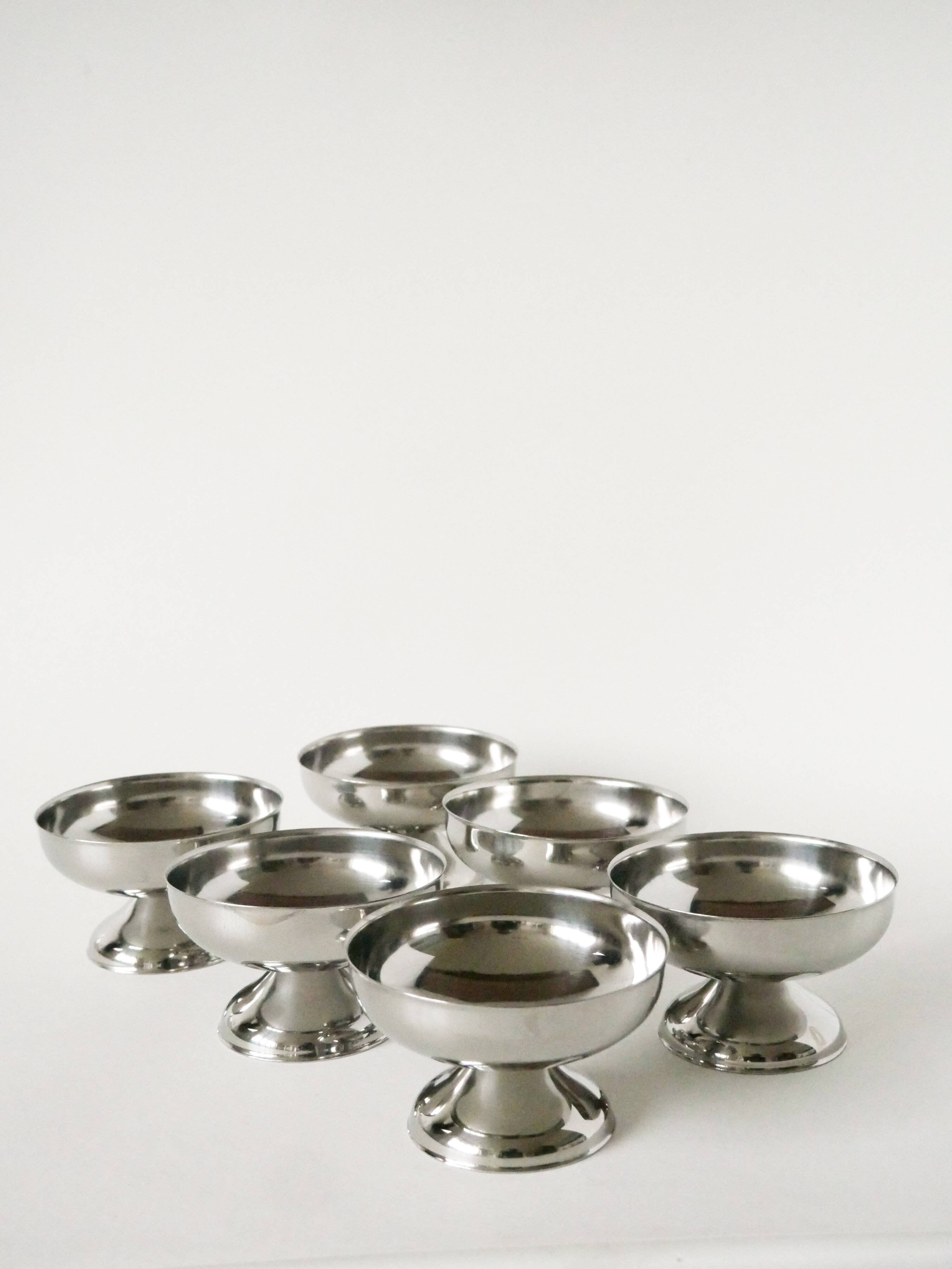 Set of 6 stainless steel bowls with low, wide feet, Design, 1970 - 10.5 X 6 cm