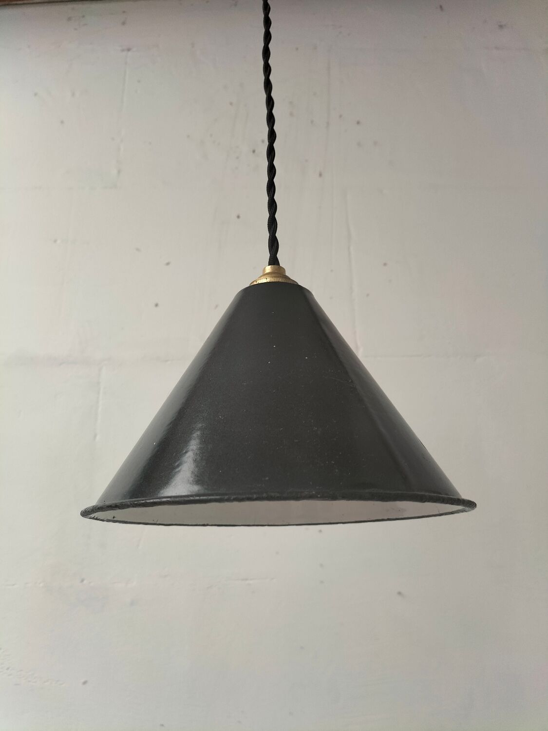 Enamelled sheet metal cone pendant light