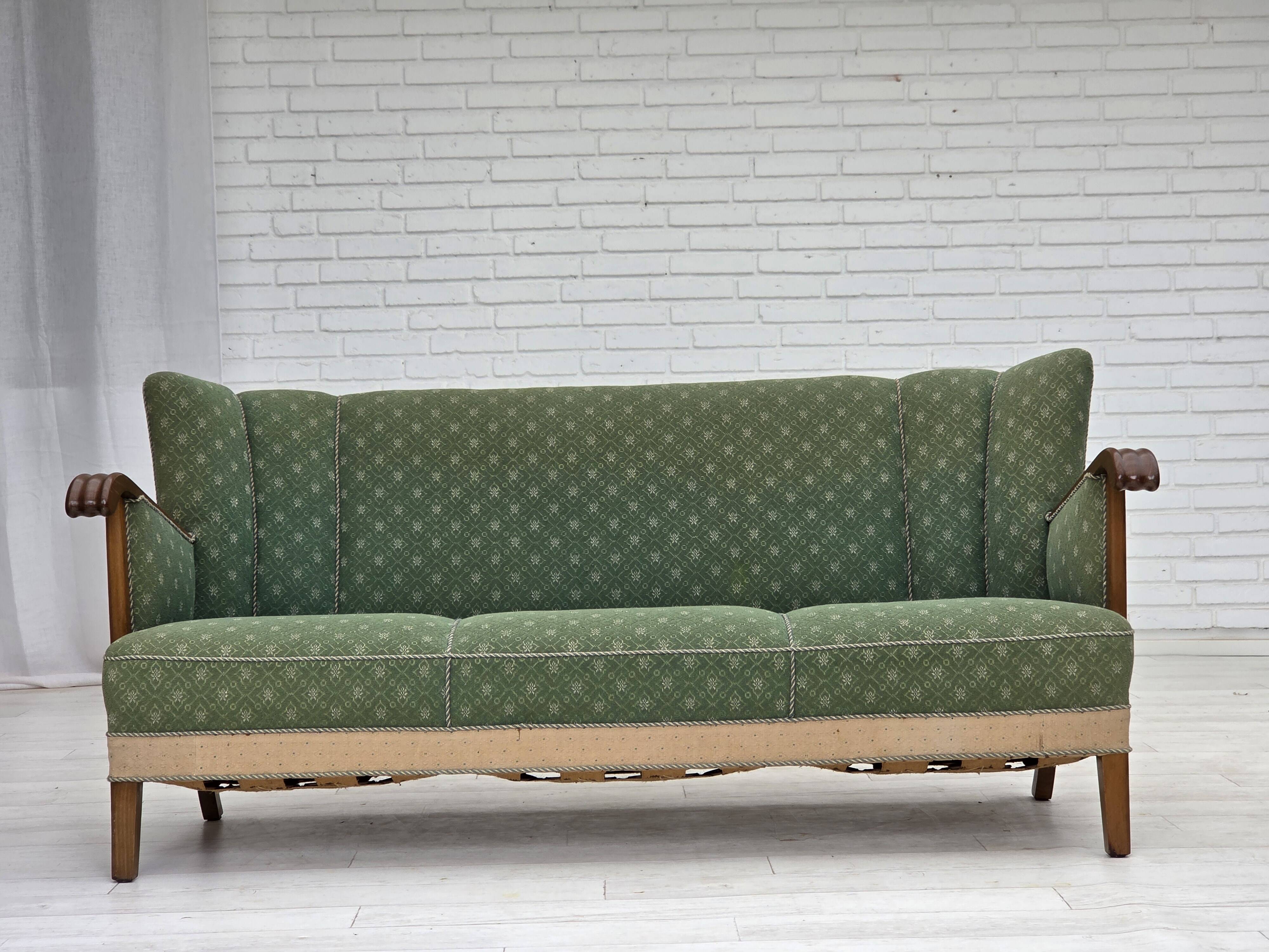 Canapé danois 3 places des années 1950, tissu en laine d'ameublement vert/beige, bois de chêne.