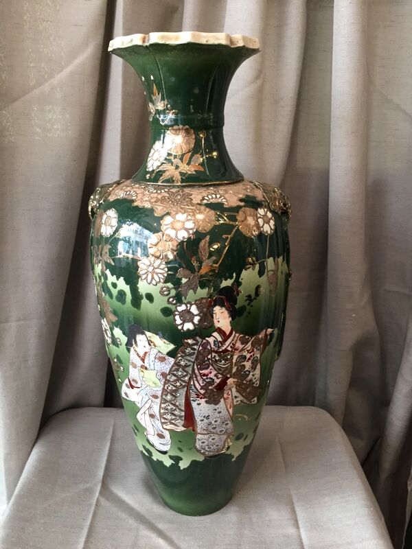 Grand vase en porcelaine asiatique de couleur vert et dore motif geisha