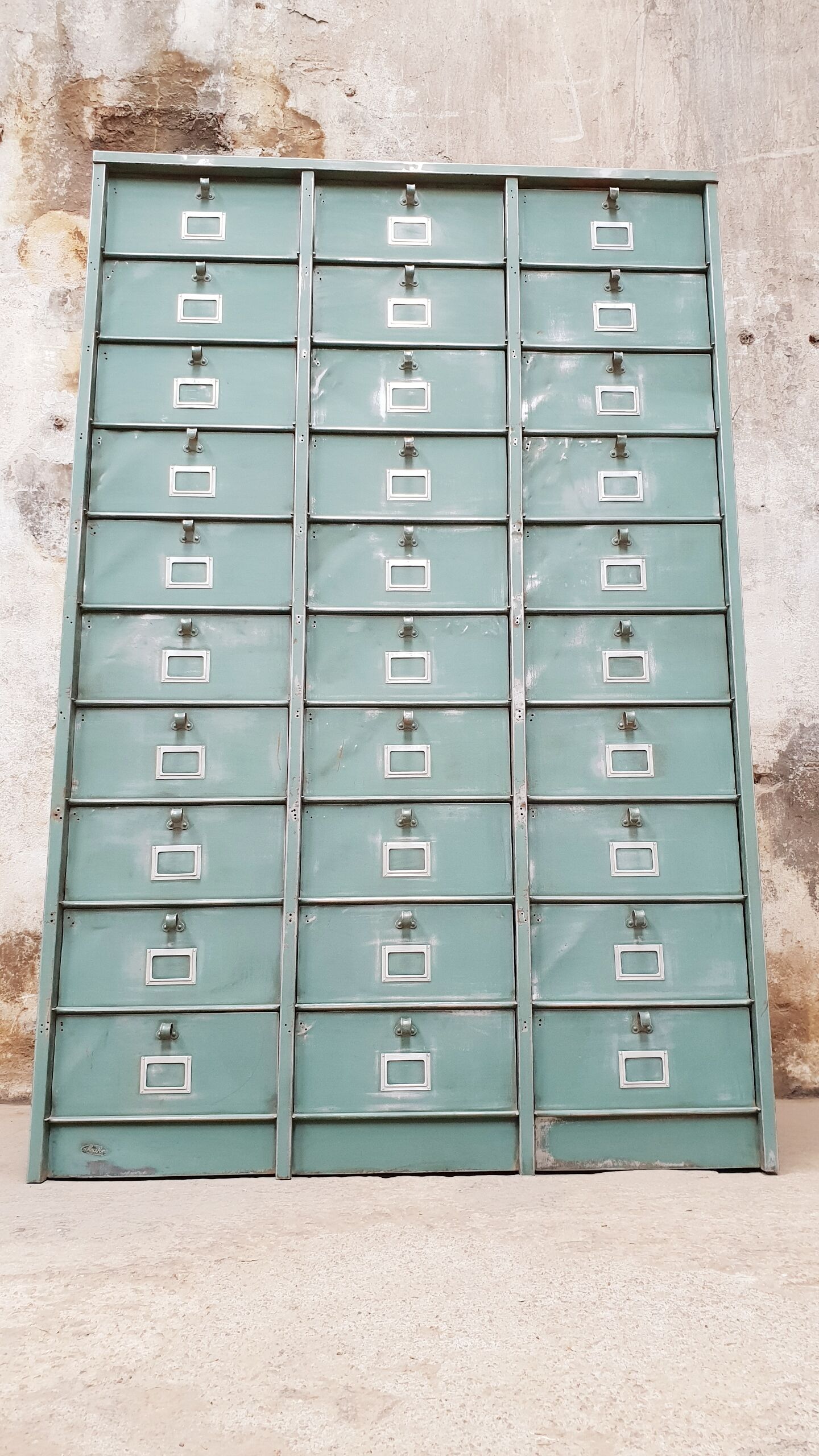 Strafor valve cabinet