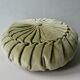 Coussin rond plissé, en velours vert amande