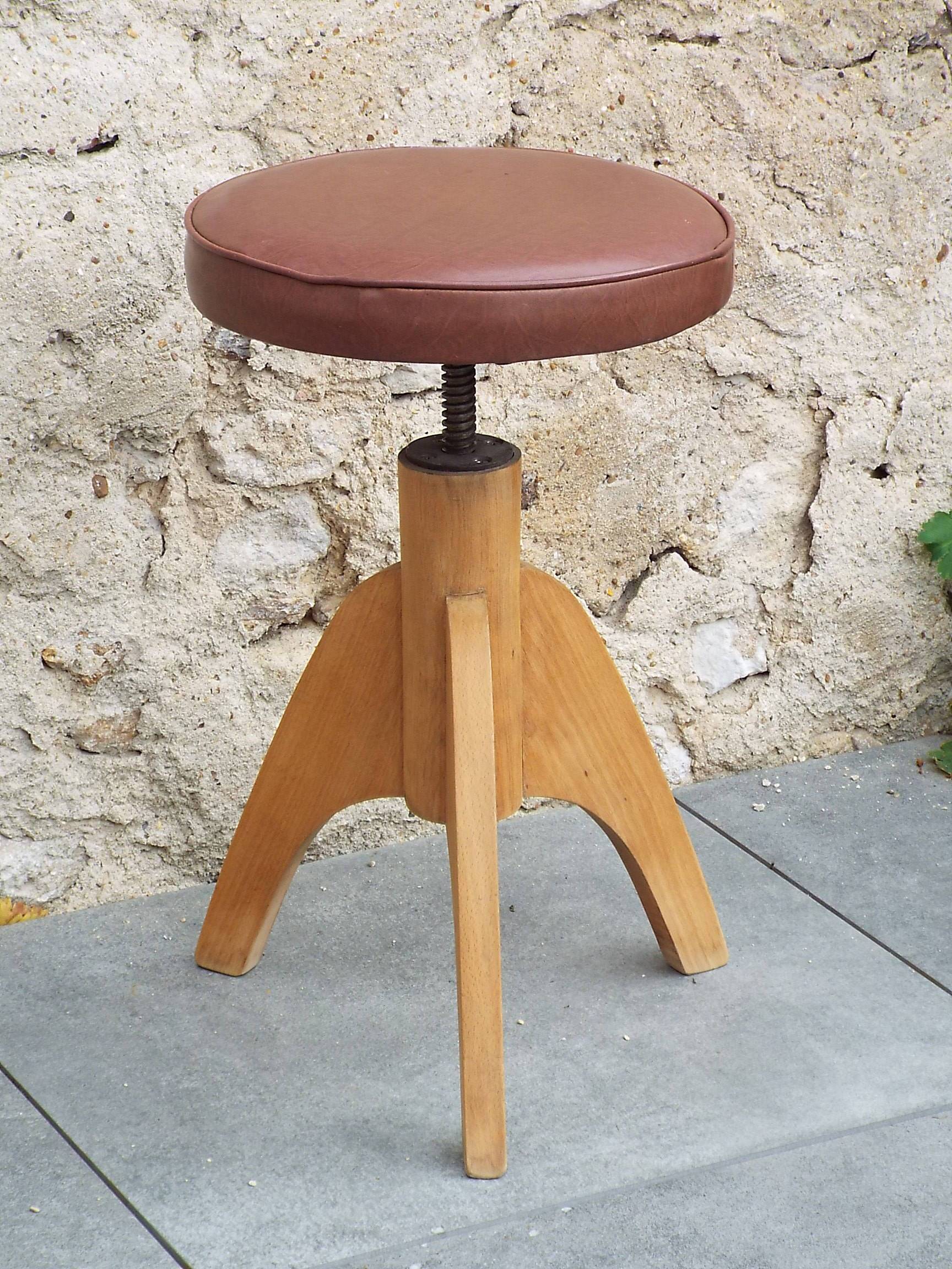 Adjustable piano stool
