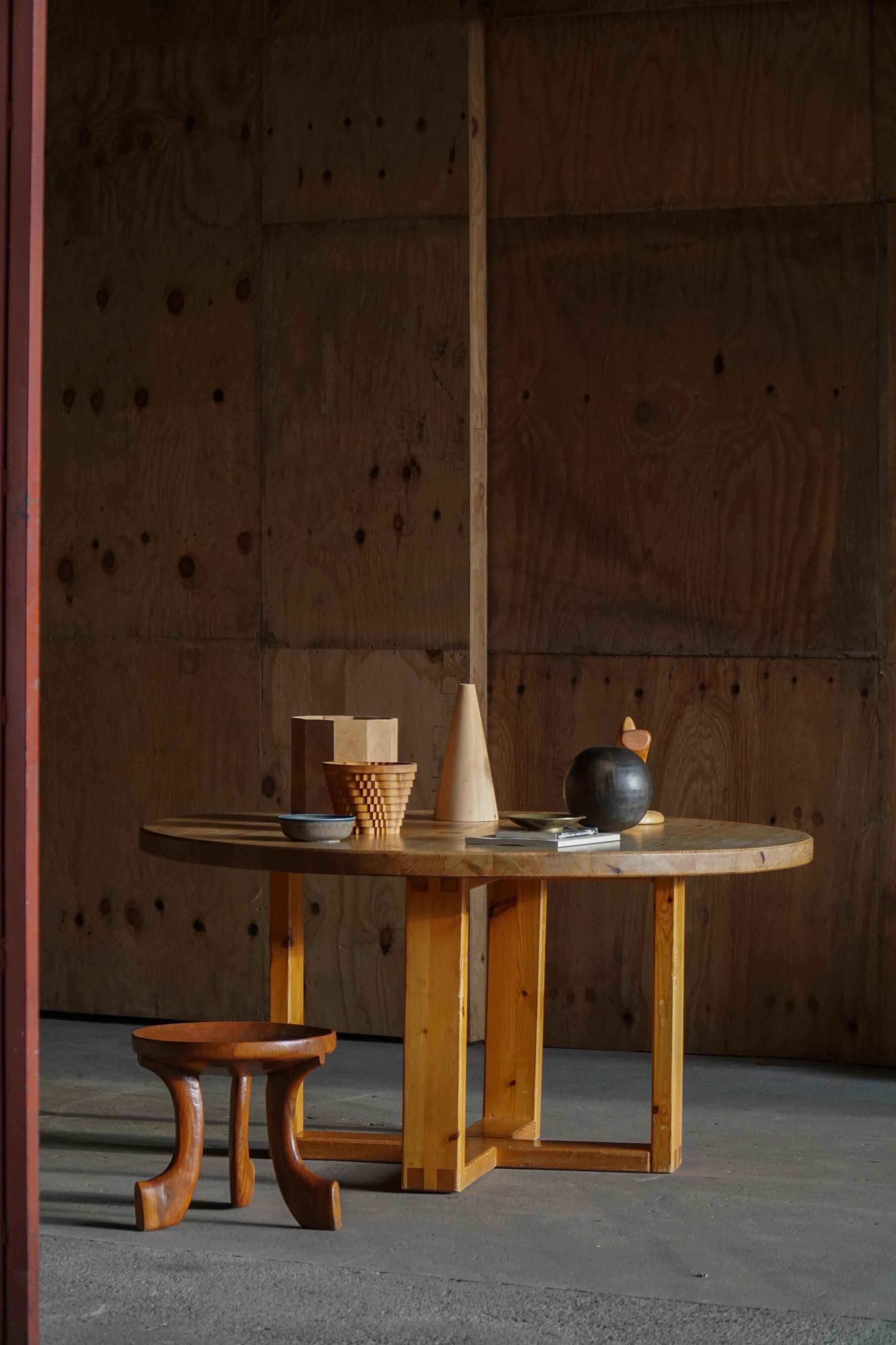 Round table in pine by Roland Wilhelmsson, mid-20th century.