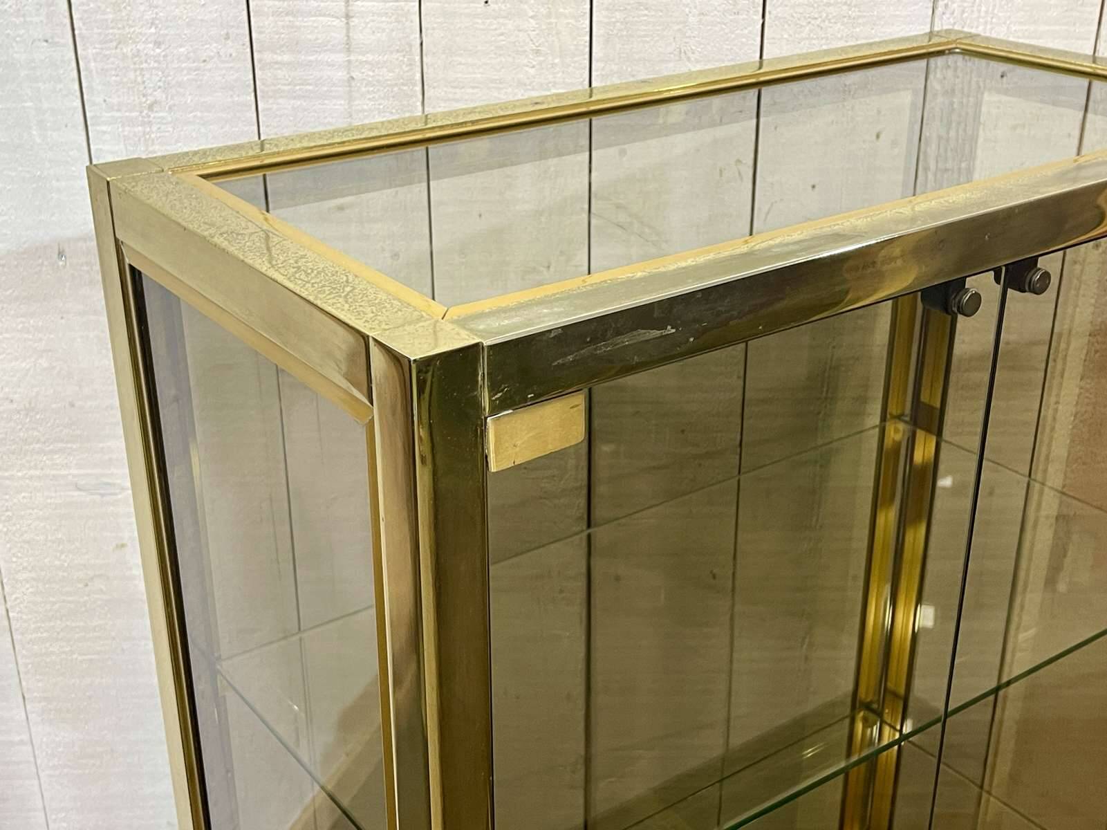 Paire de vitrines d'exposition en chrome doré et verre fumé - années 80