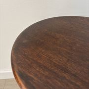 Petit guéridon vintage en bois tourné, table d’appoint ronde en bois