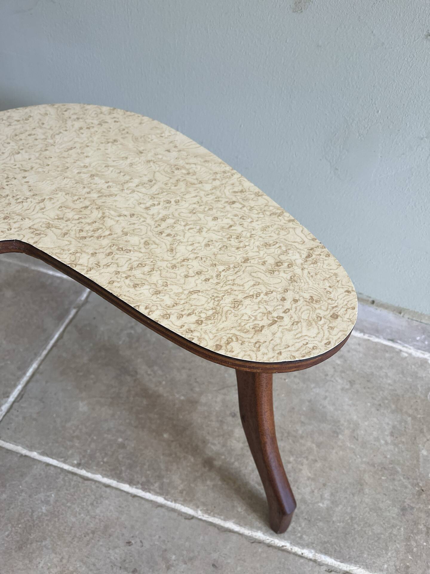 Small tripod side table in bean shape – 1950s/60s style