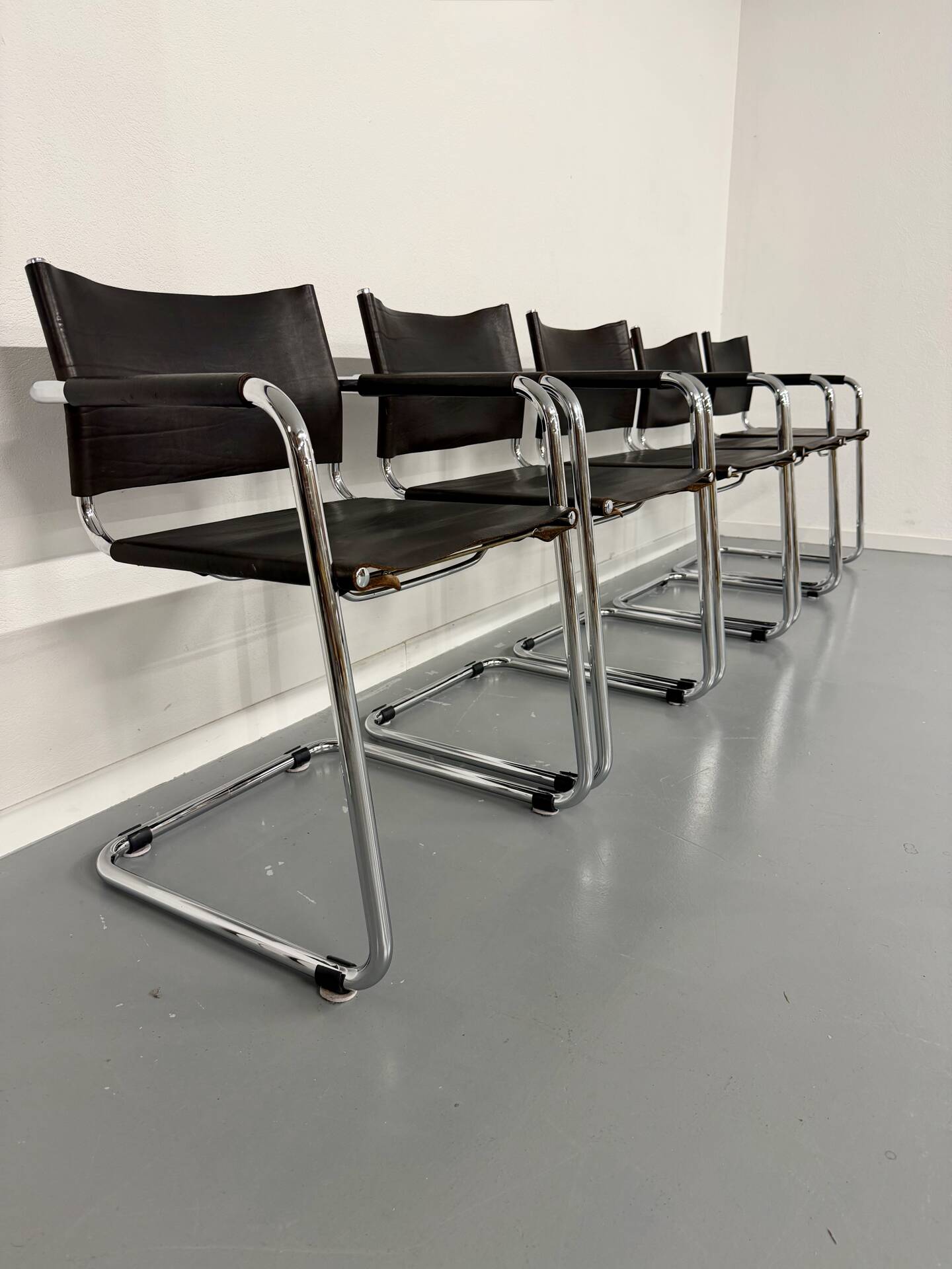 Lot of 5 tubular metal leather chairs, Bauhaus design, vintage 1970s.
