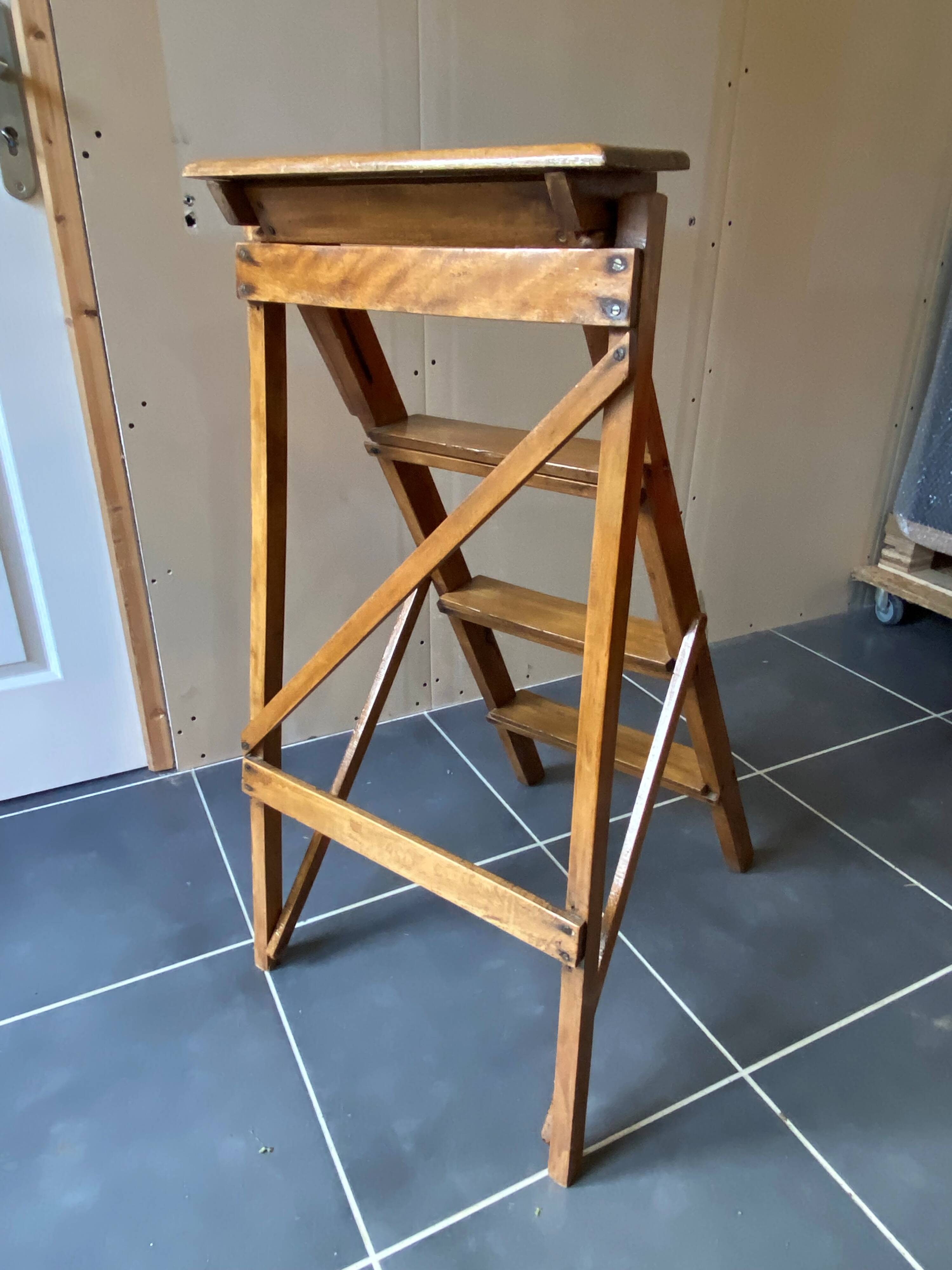 Ancien escabeau pliable peintre d’atelier à 4 marches en bois années 40