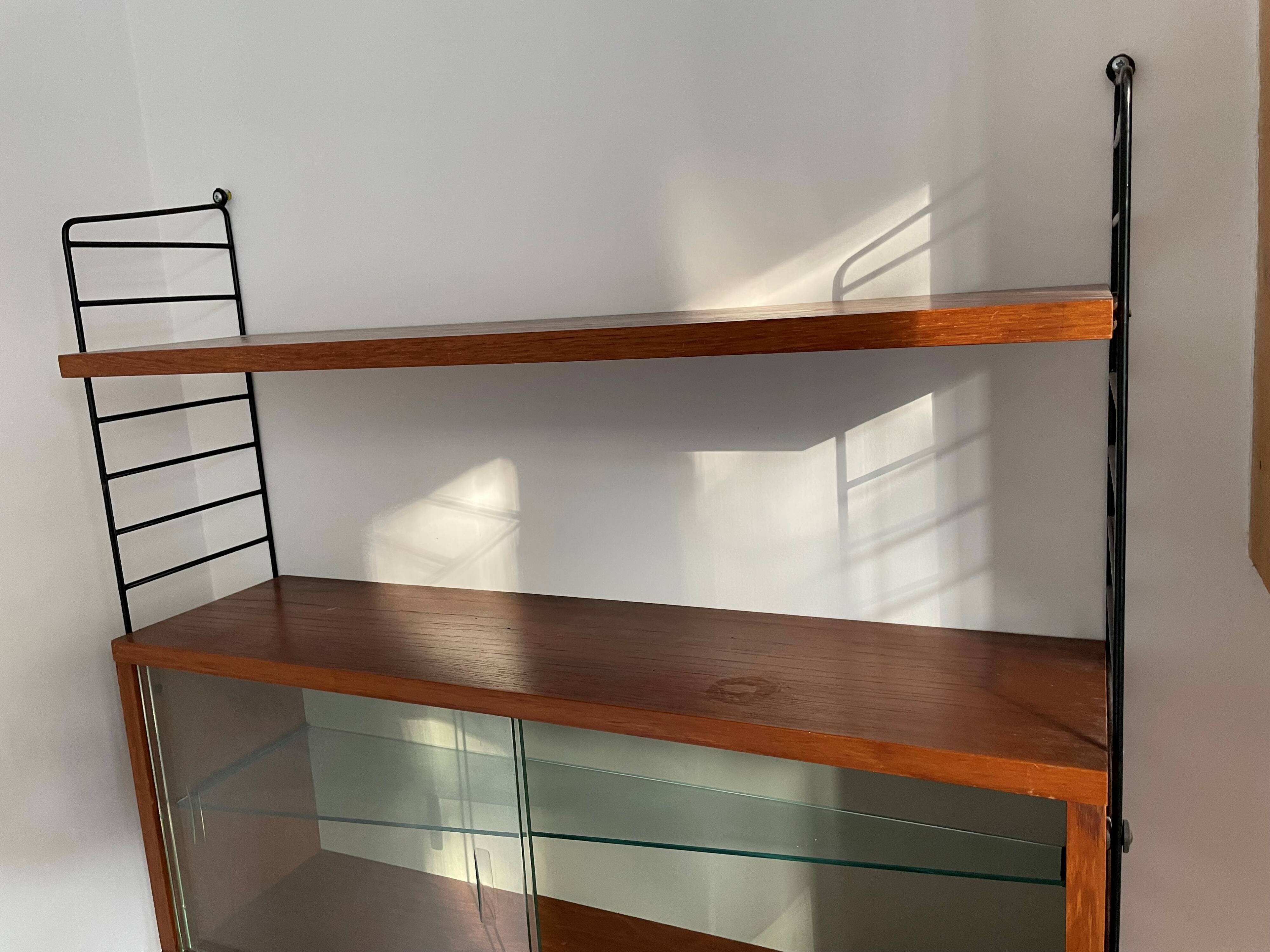 Etagère string vintage : caisson vitré + planche