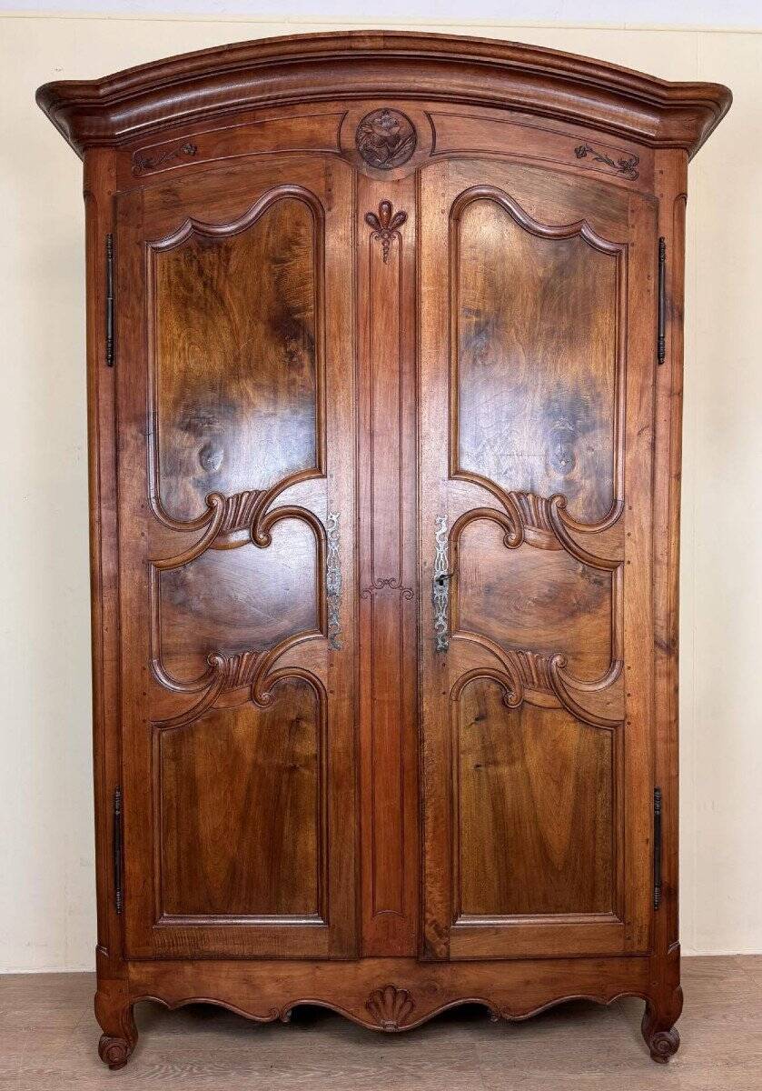 Charolaise cabinet Louis XV period called "napkin folds" solid walnut