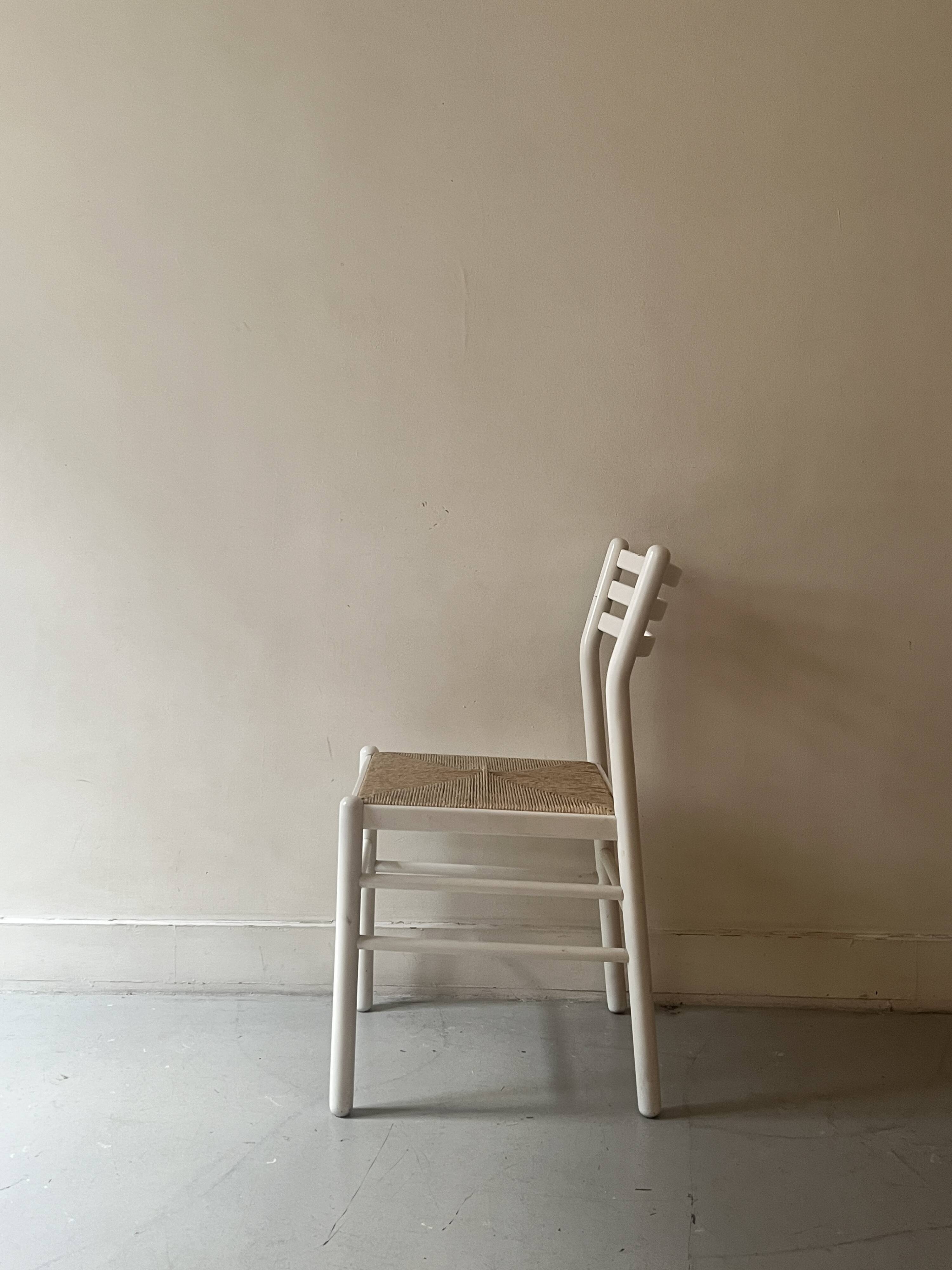 chaise moderniste en bois blanc et paillée