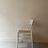 chaise moderniste en bois blanc et paillée