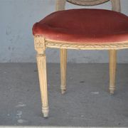 Paire de chaises laquées crème style Louis XVI vers 1900
