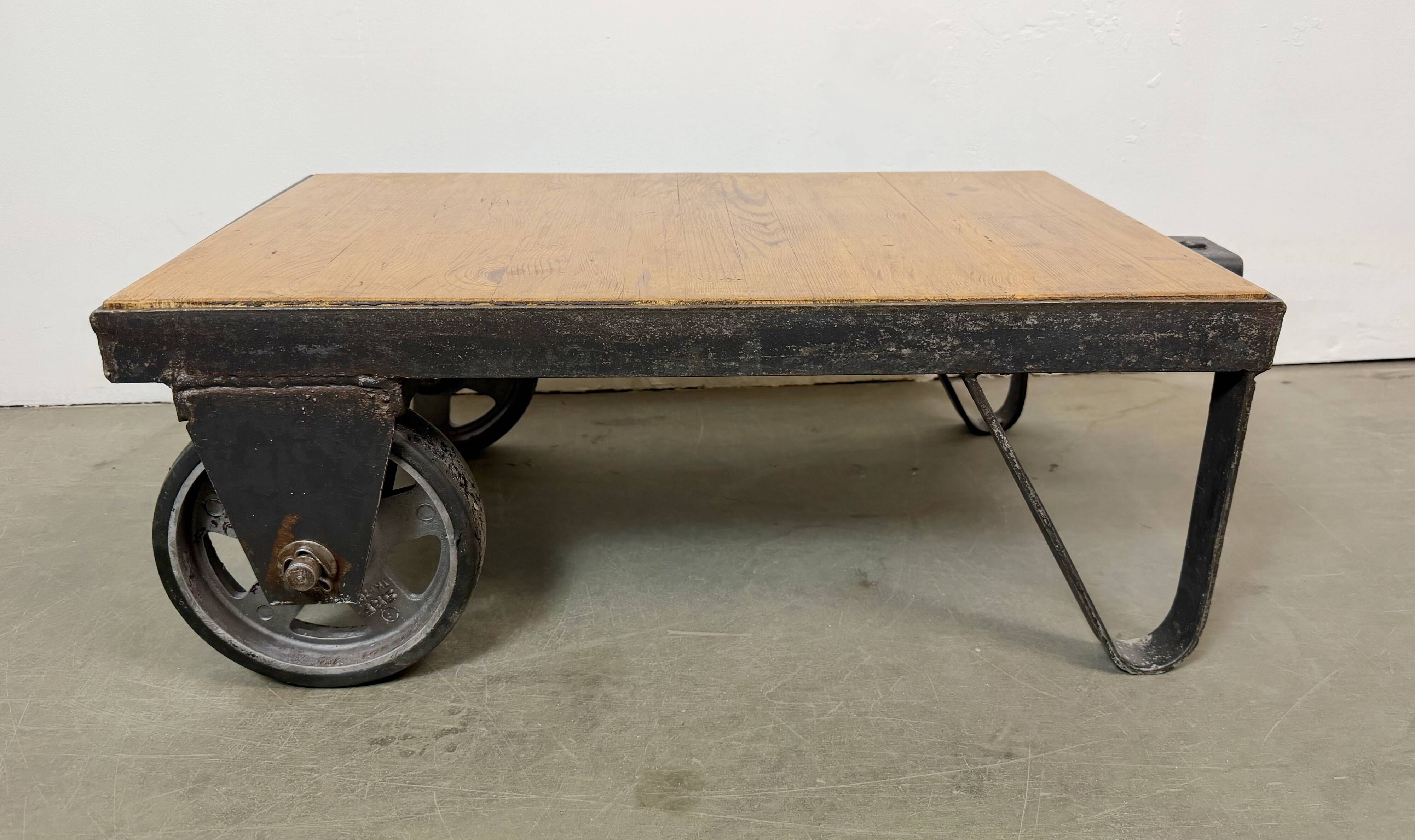 Table basse industrielle noire sur roulettes, années 1960
