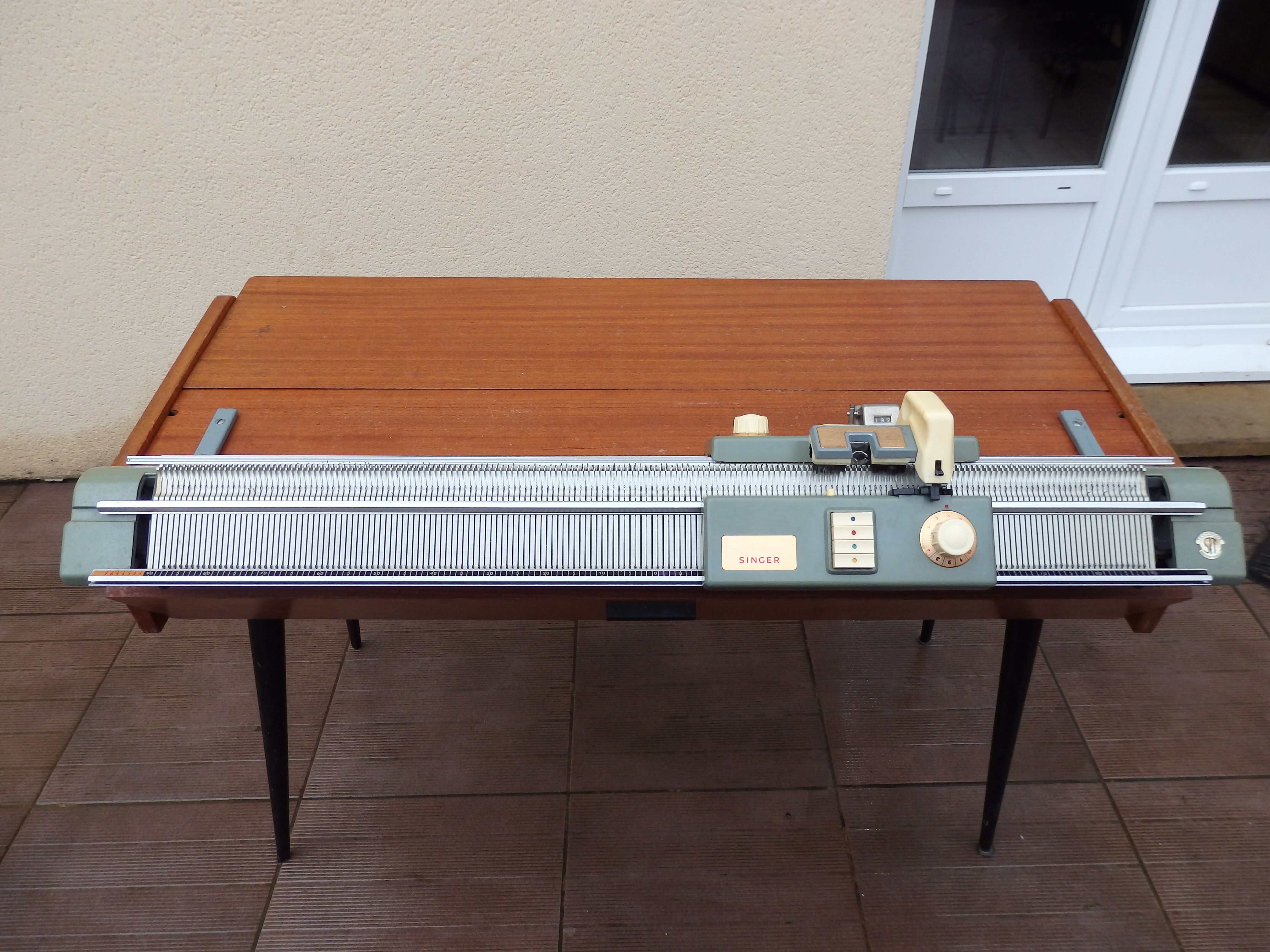 Tricoteuse scandinave pieds compas console vintage