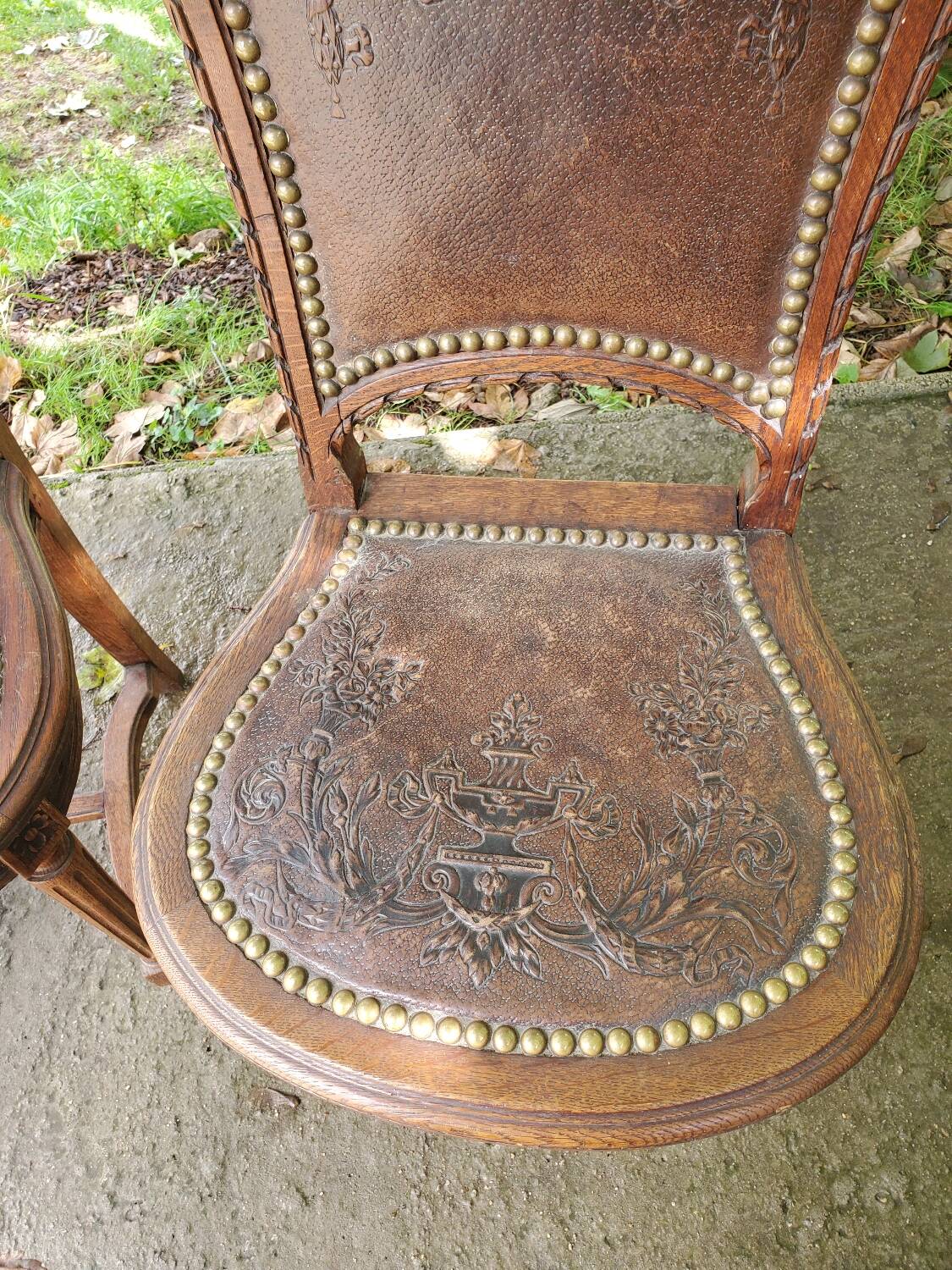 Paire de chaises en chêne et cuir