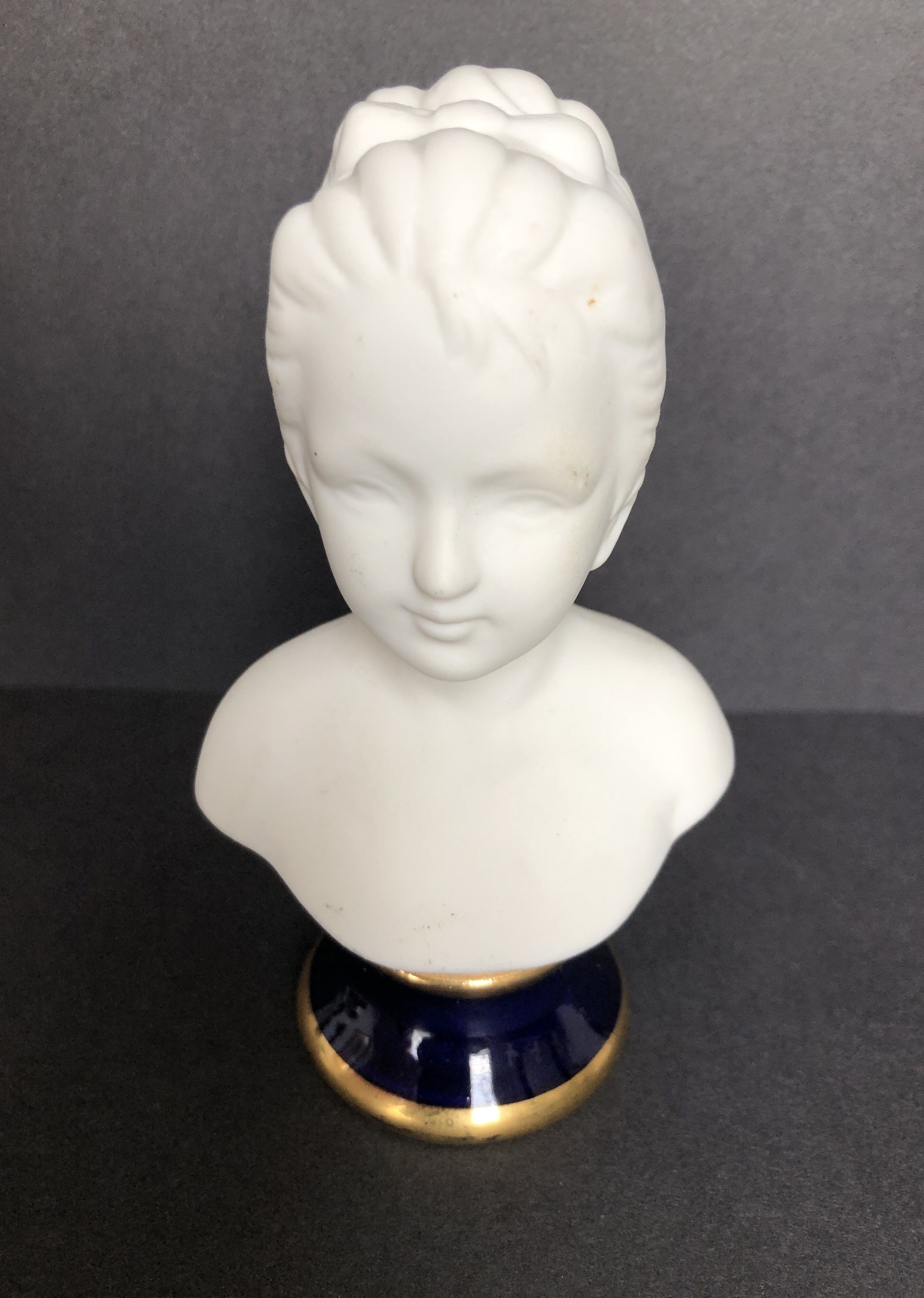 Buste de jeune femme en biscuit