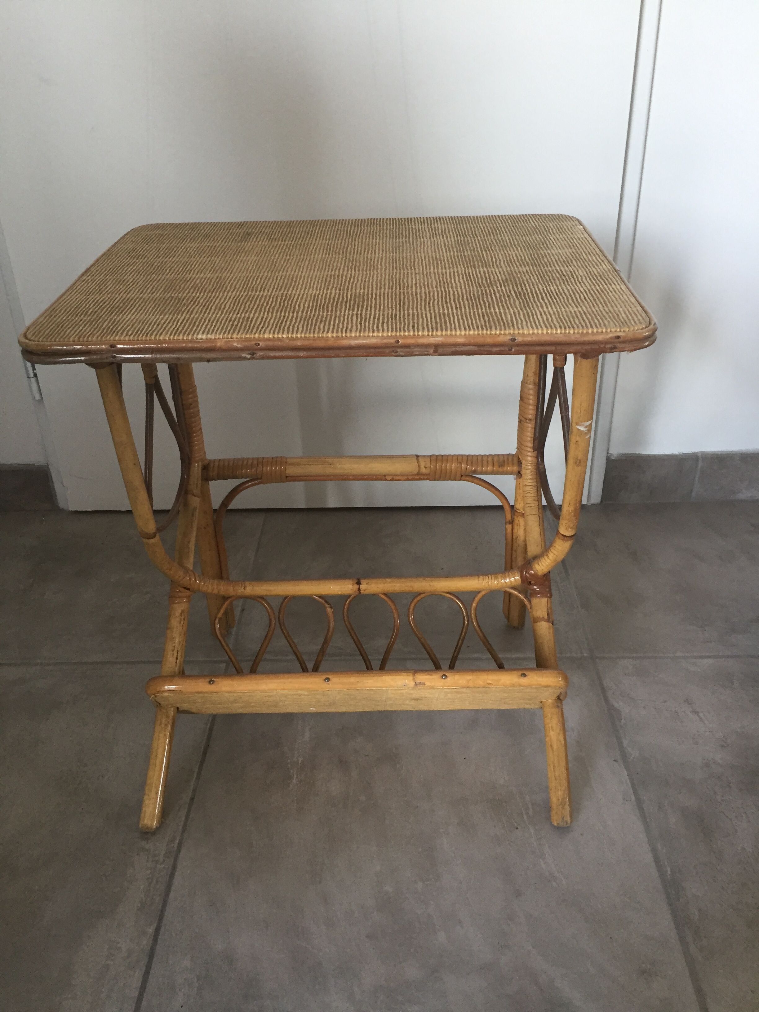 Table de chevet en rotin vintage