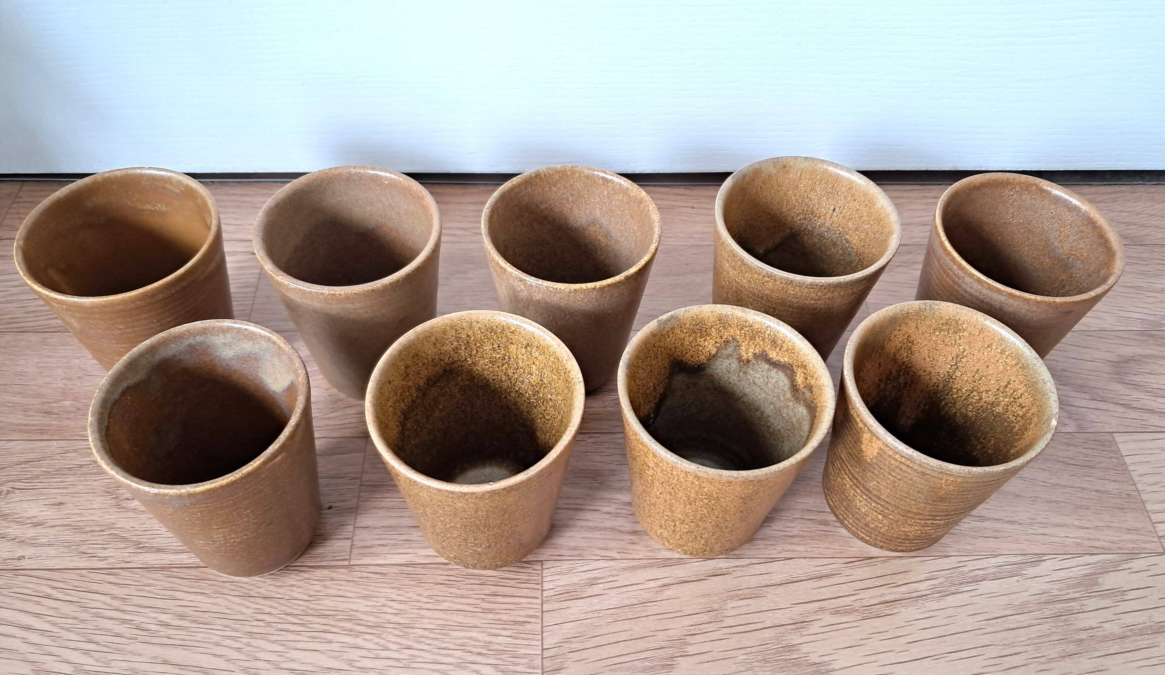Série de 9 gobelets Digoin en grés.
