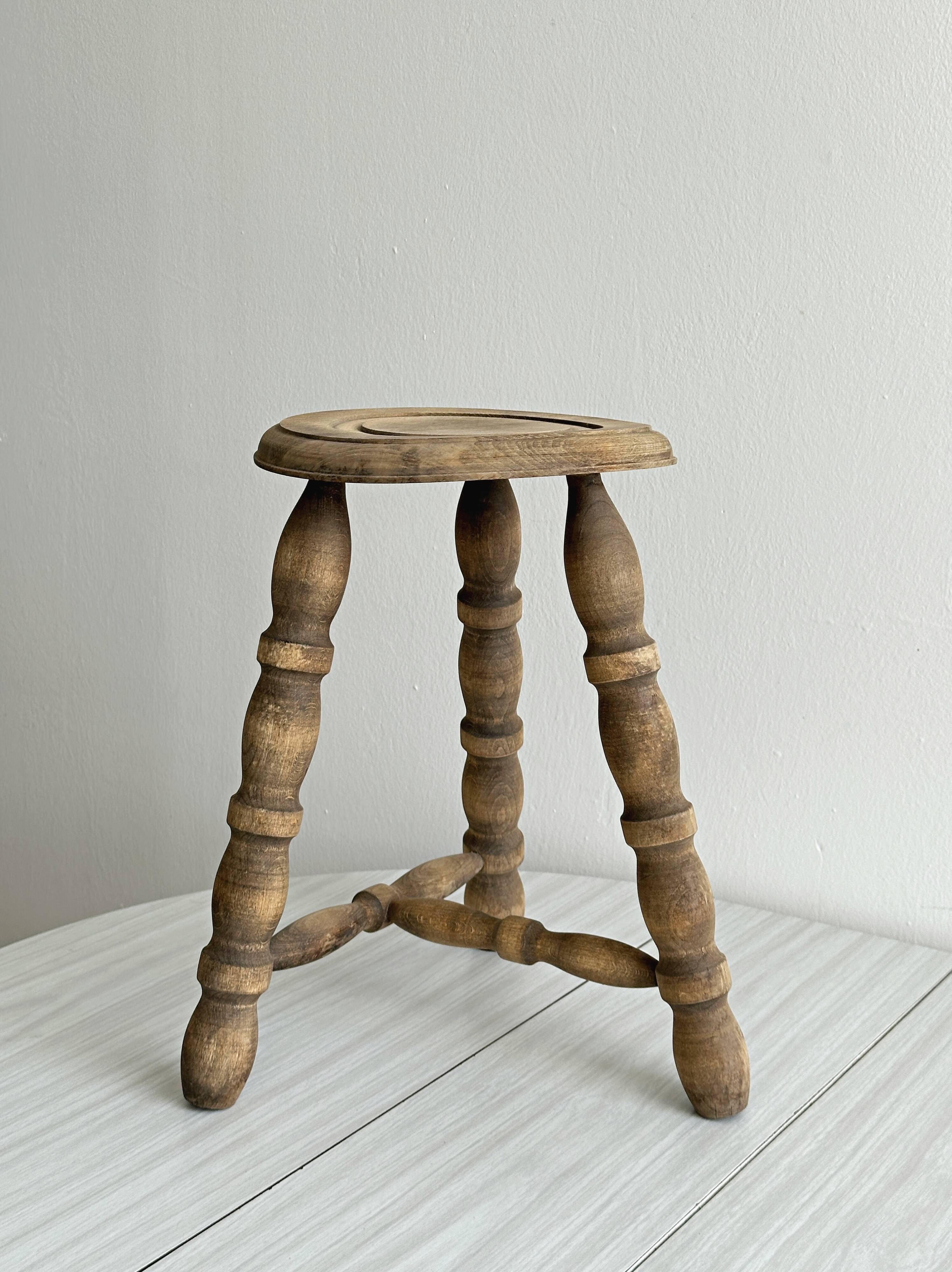 Tabouret tripode ancien en bois