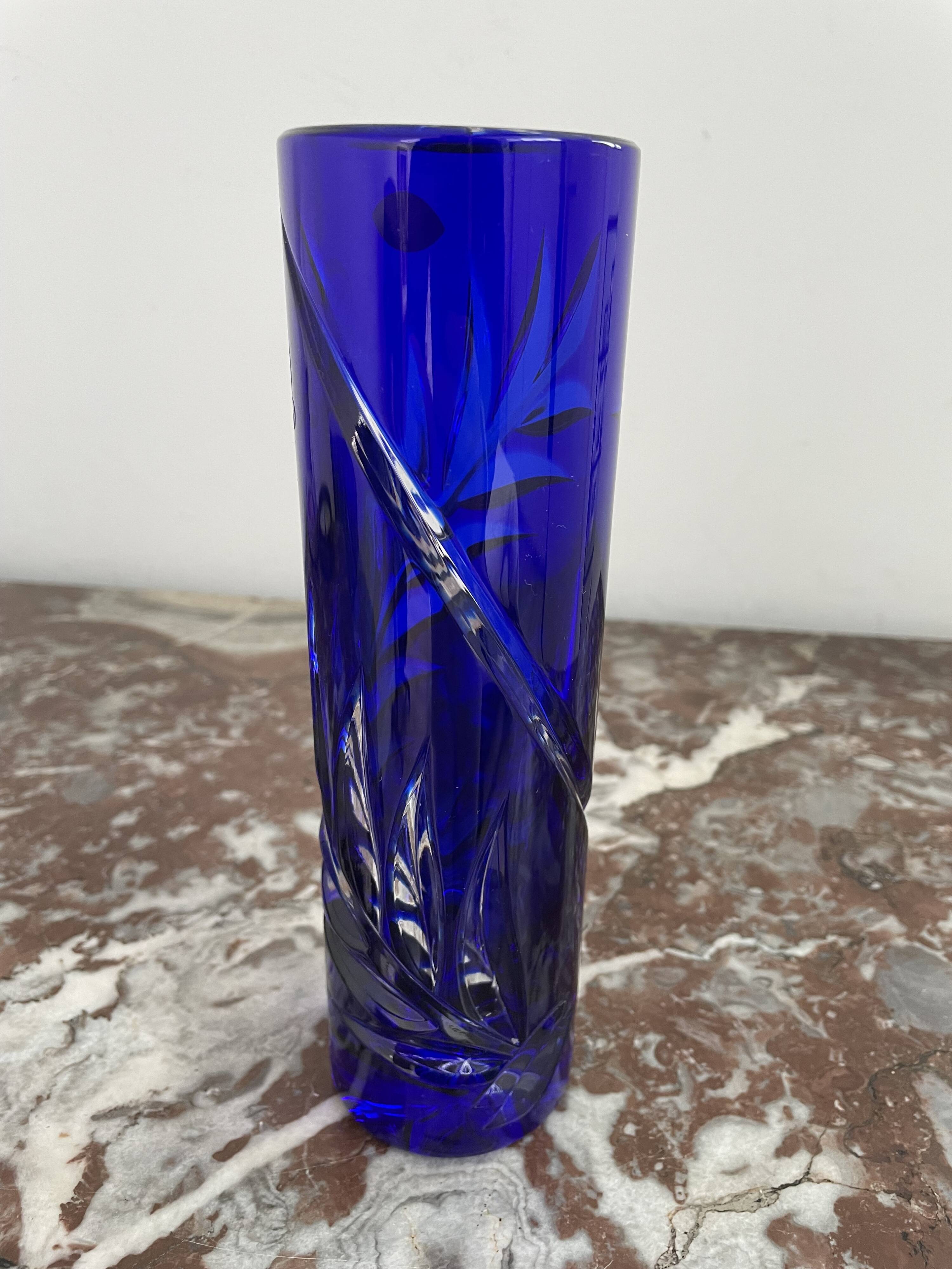 Soliflore vase, tubular, blue crystal, foliage decoration, encrypted, label, hand cut, flowers