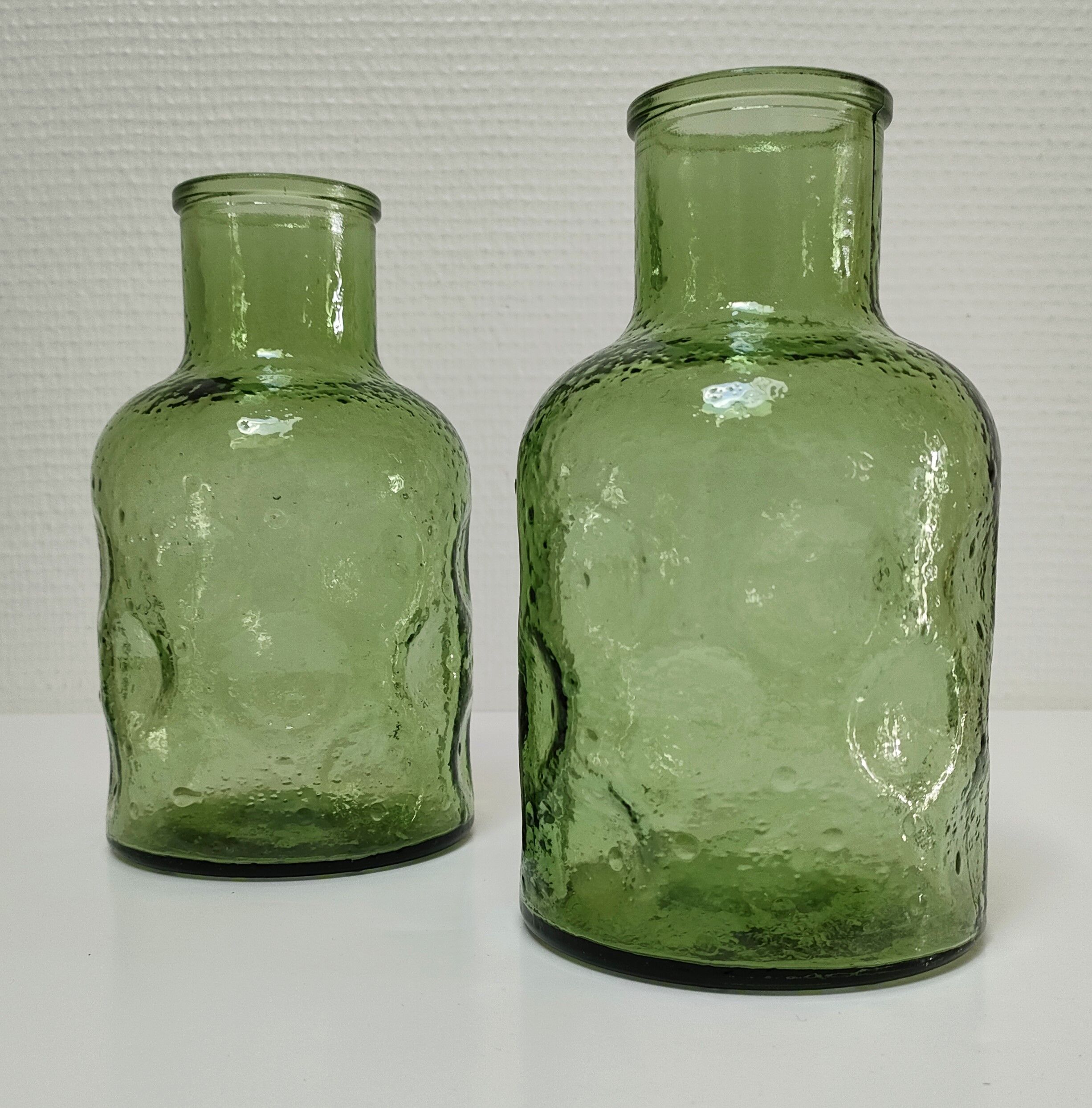 Deux vases verre moulé texturé vert années 70