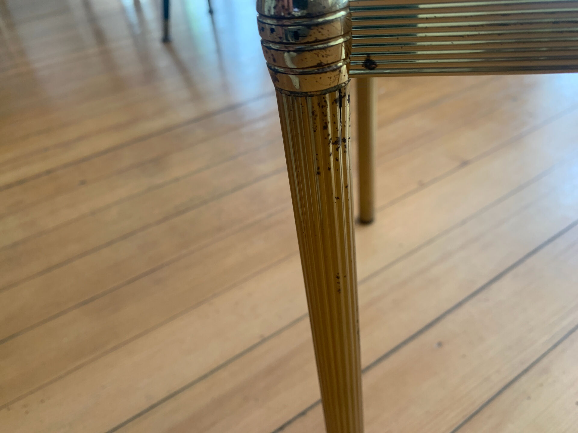 Authentique Table d'Appoint Hollywood Regency — Laiton Patiné et Verre