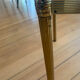Authentique Table d'Appoint Hollywood Regency — Laiton Patiné et Verre