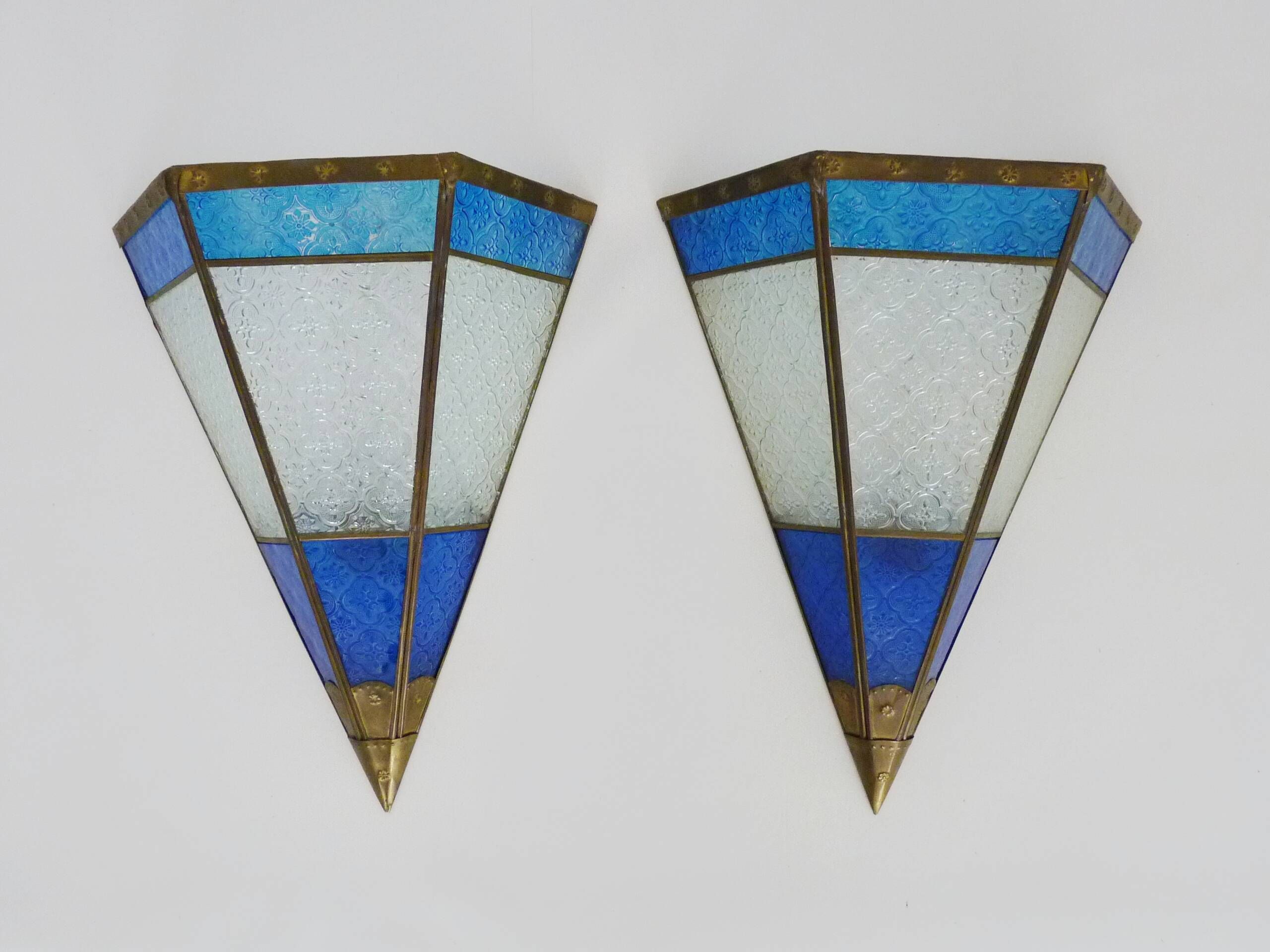 Pair of oriental triangle wall lights in copper and transparent and blue glass. 1970s