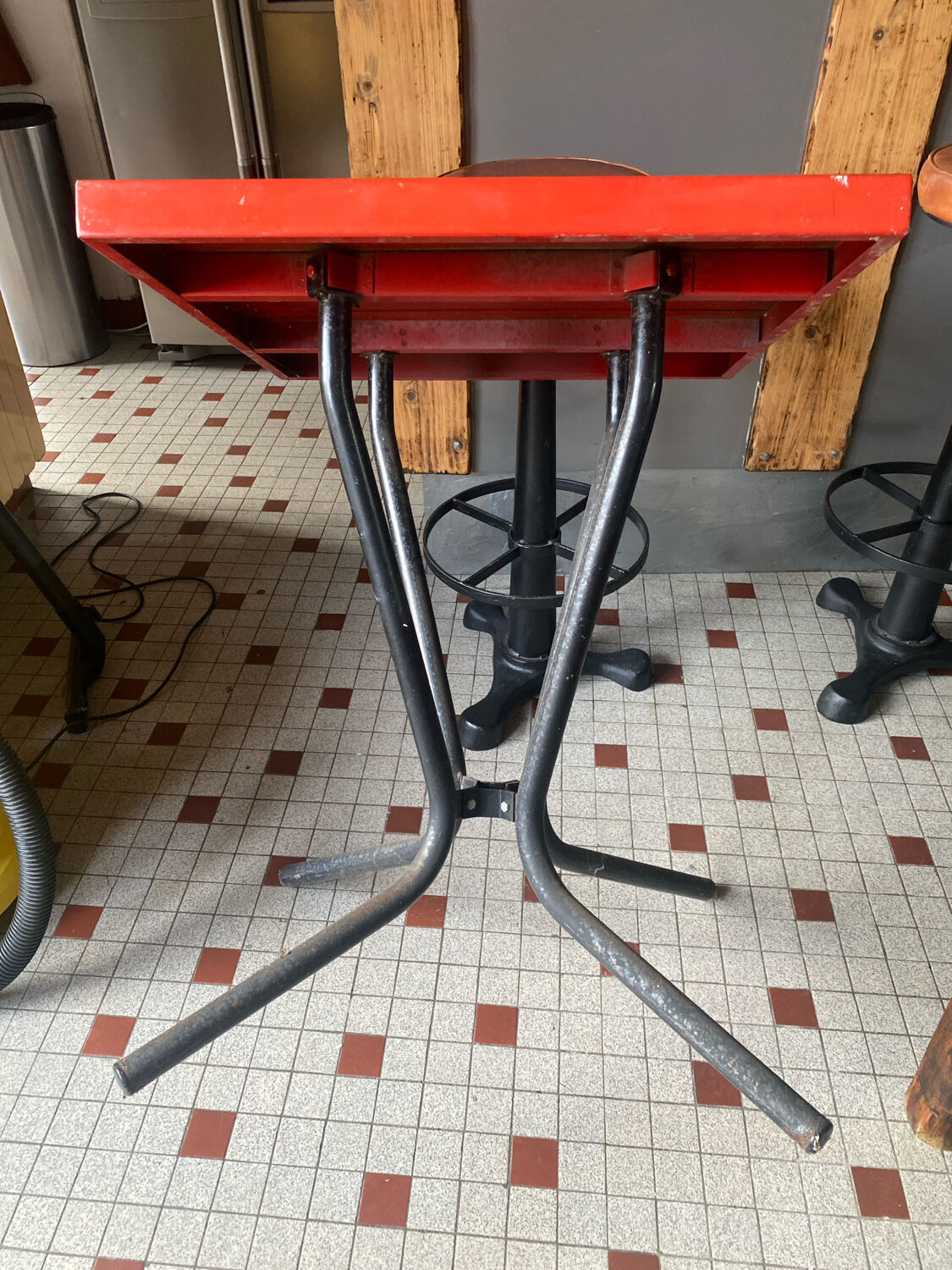 Tolix table