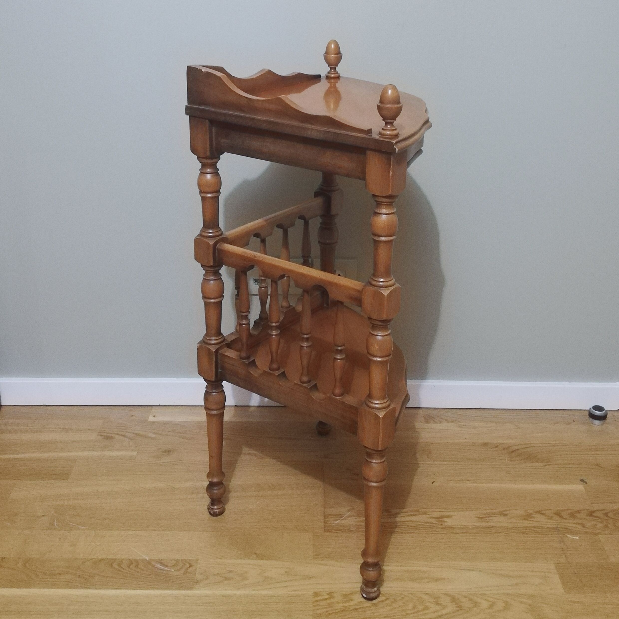 Cherry wood corner pedestal table