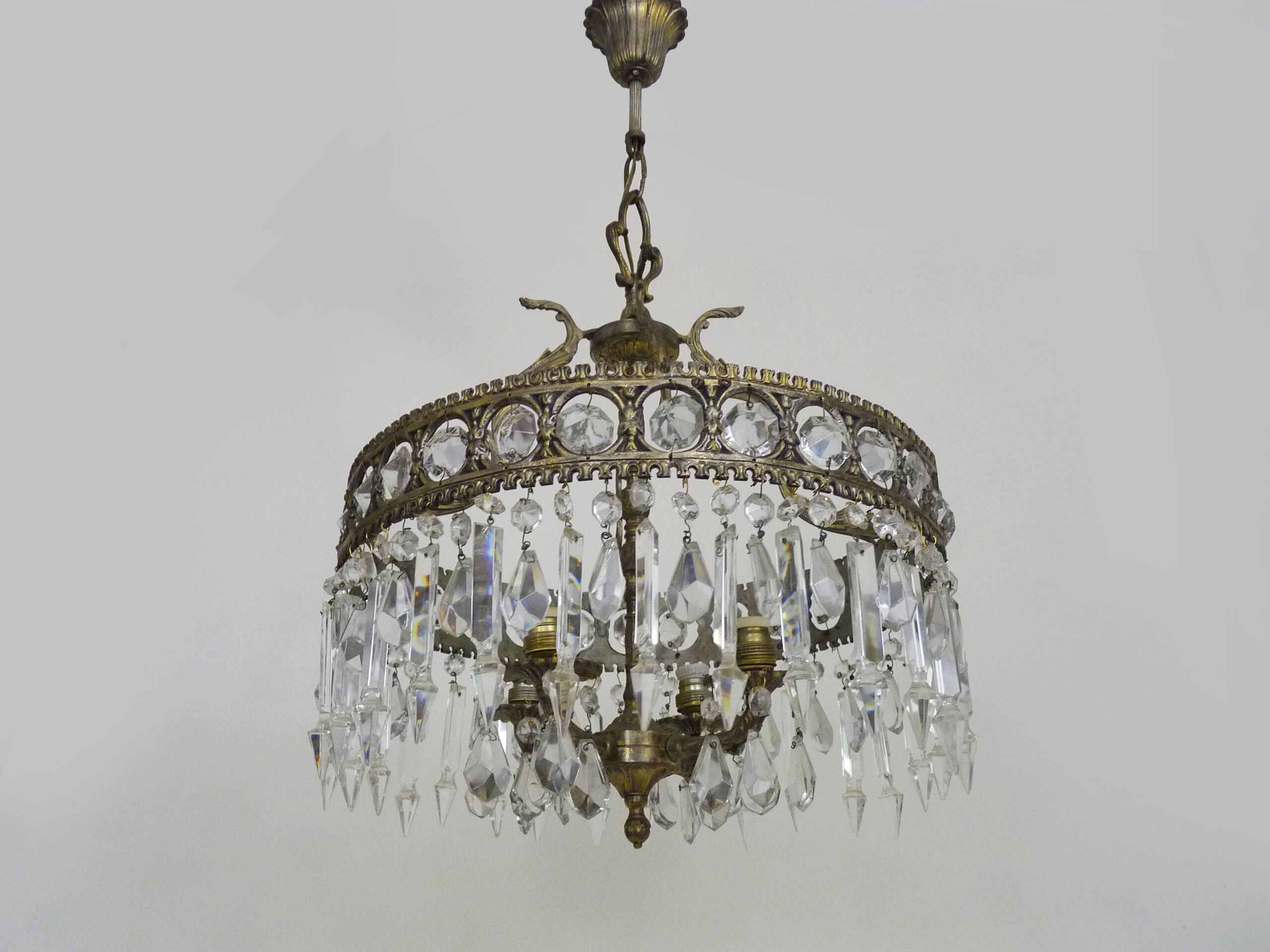 Old chandelier in bronze or silver brass, 4 lights, crystal grapevines. Year 60 70