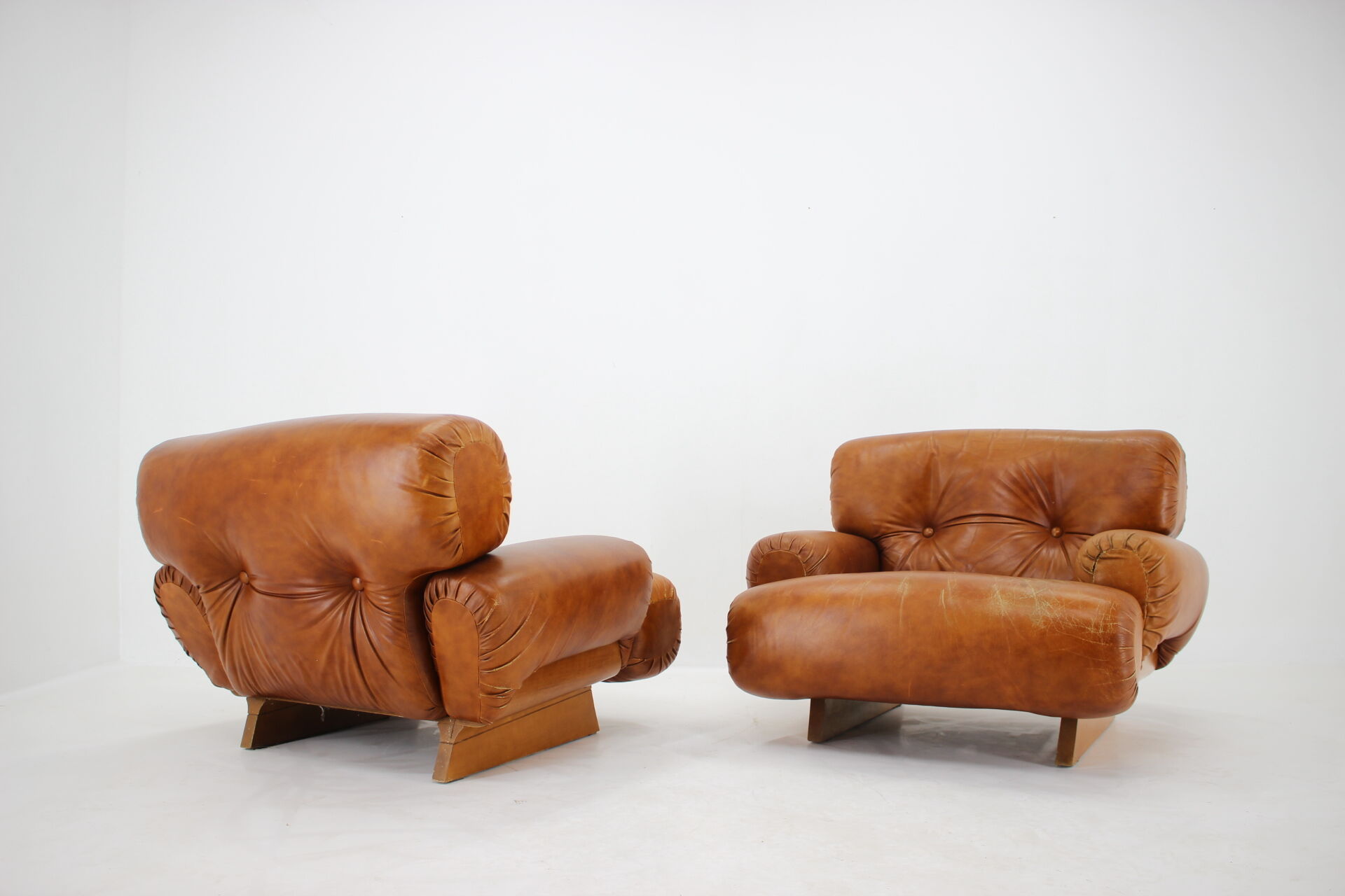 1970s design italian armchairs in wood and cognac leather