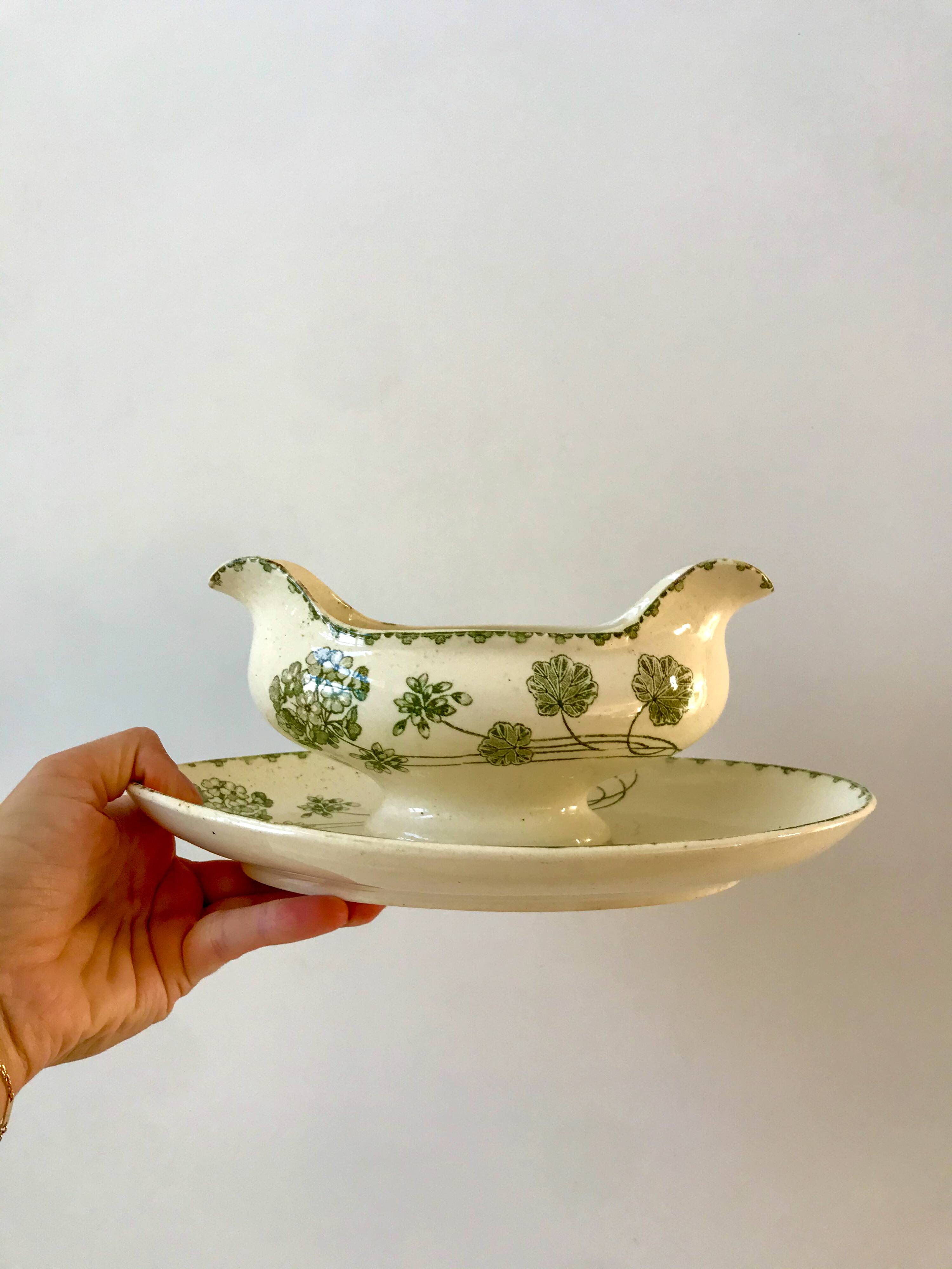 gravy boat in Terre de Fer Digoin Sarreguemines model "Géranium" green late 19th century