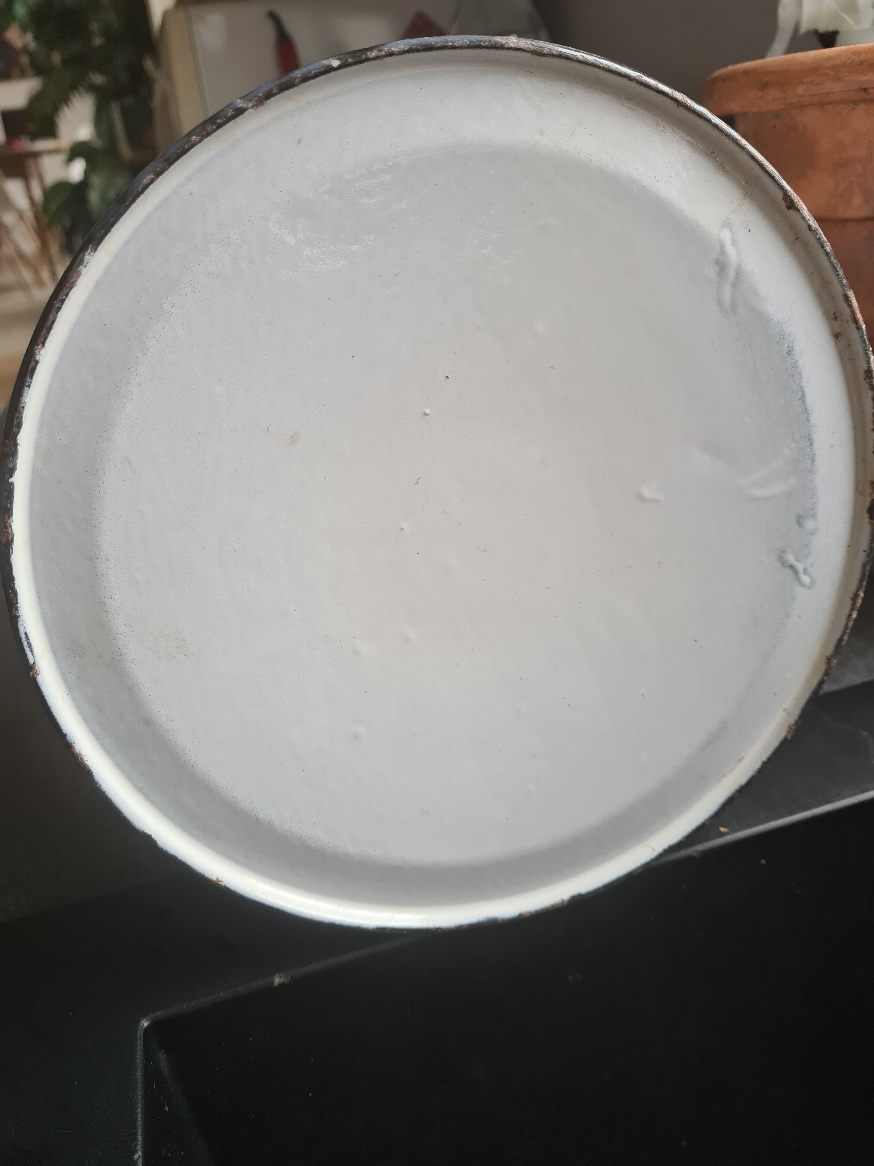 Enamelled sheet metal broc