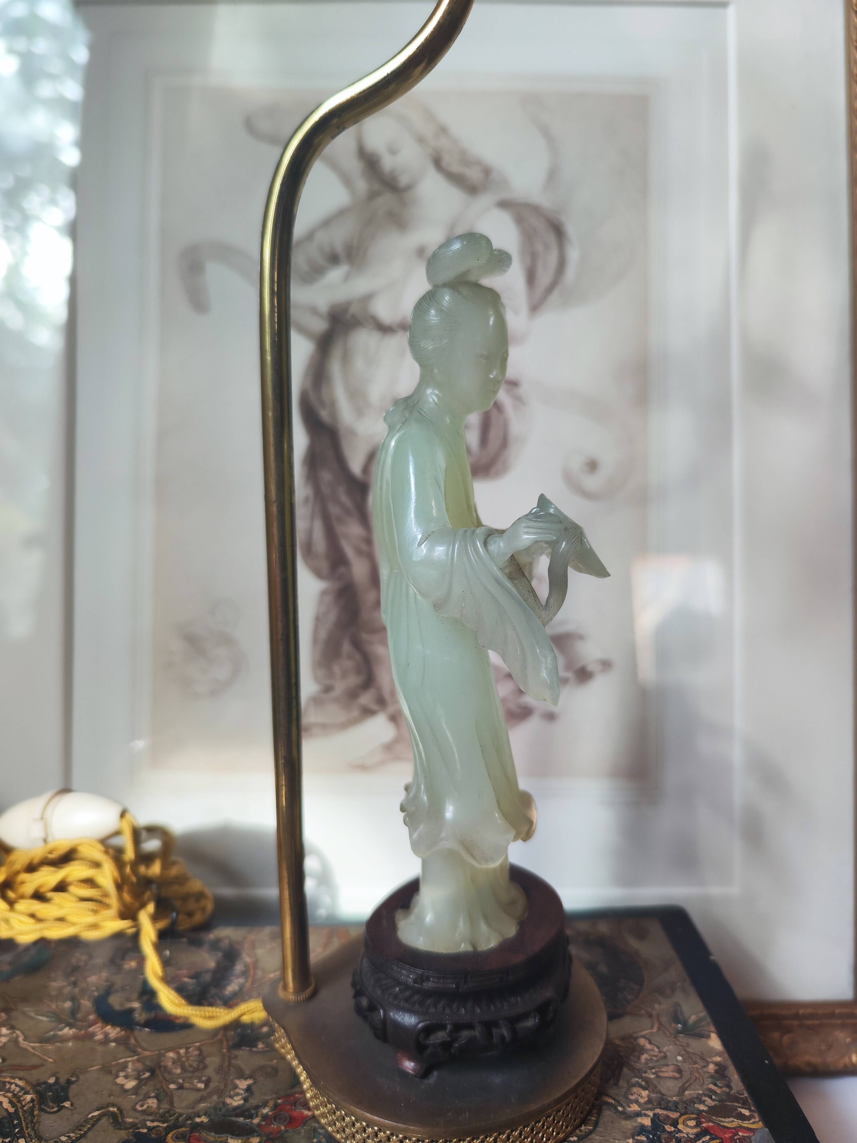 Sculpture chinoise en pierre montée en lampe.