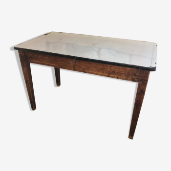 Enamelled tray table