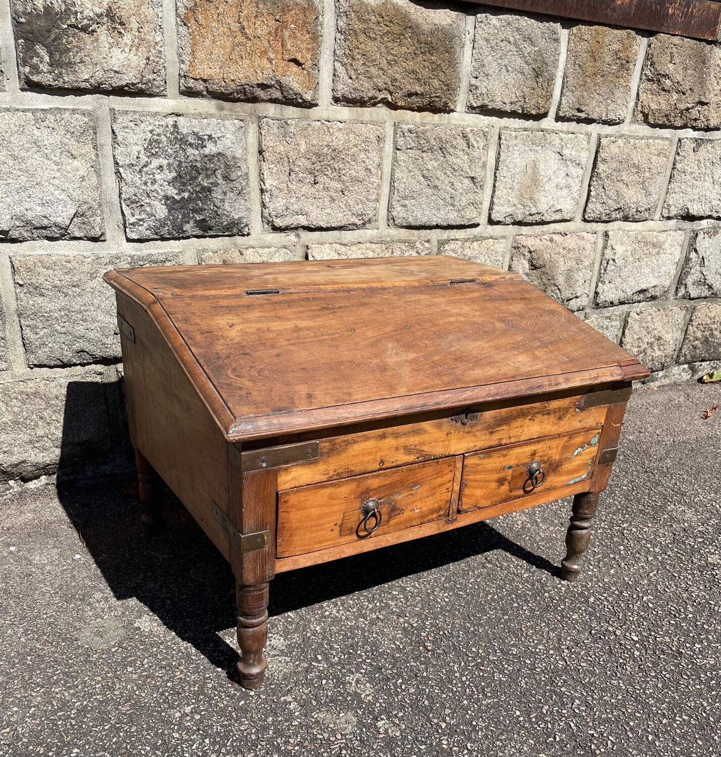 un pupitre écritoire en bois de teck