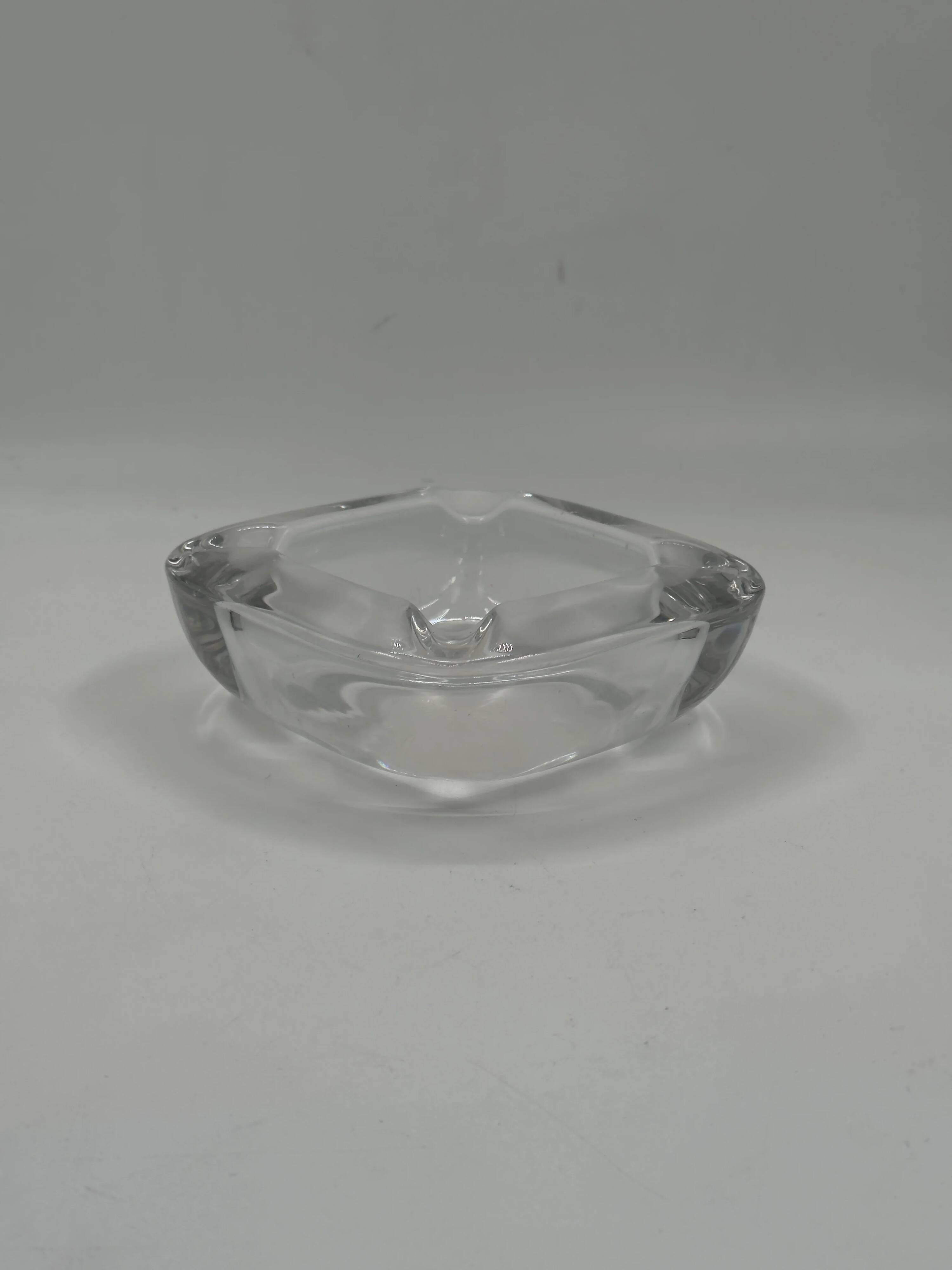 Cendrier vintage en verre épais transparent, forme carrée aux angles arrondis