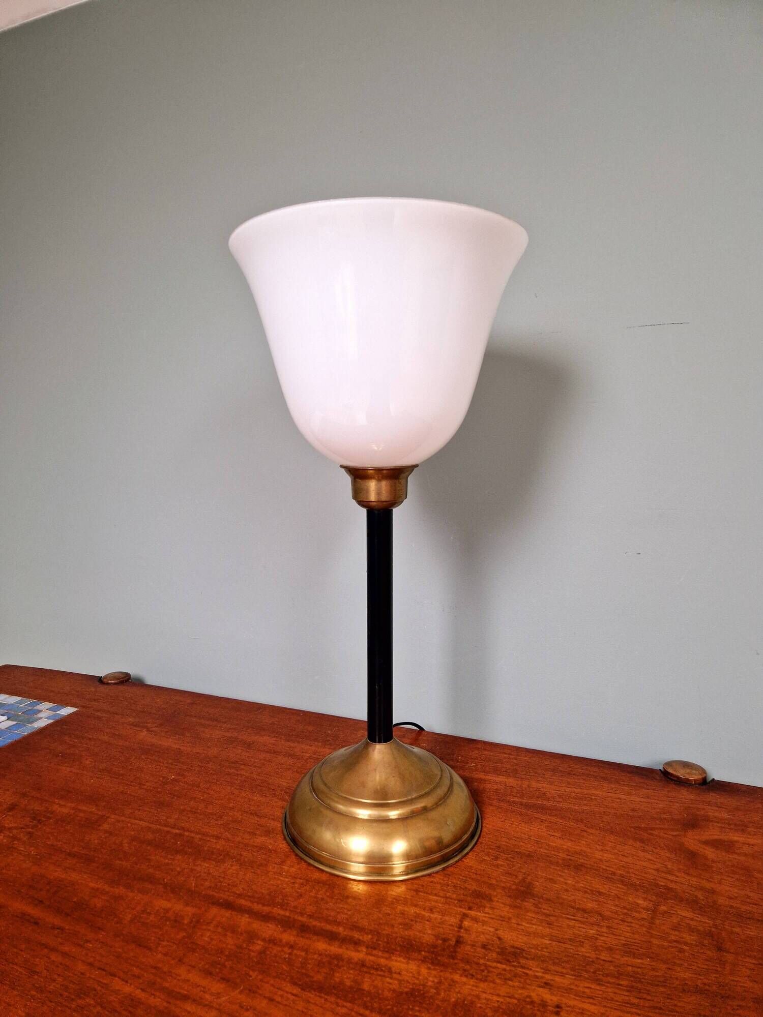Large Art Deco table lamp, in brass and white opaline, 1920s-3