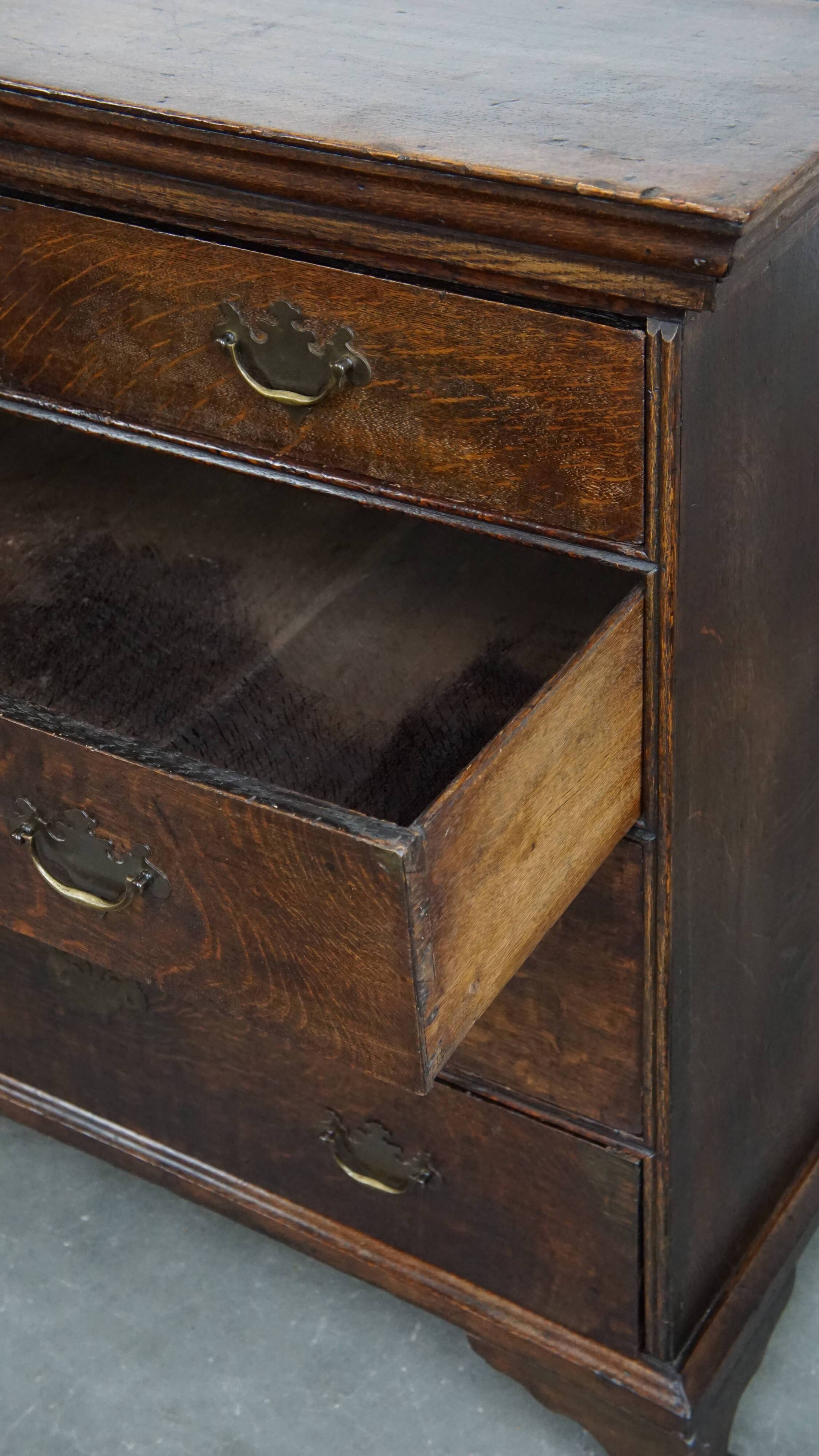 Early 18th century antique English oak chest of drawers with 5 drawers