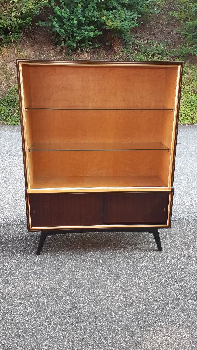 Vintage showcase library