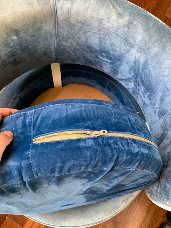 fauteuil vintage en velours bleu