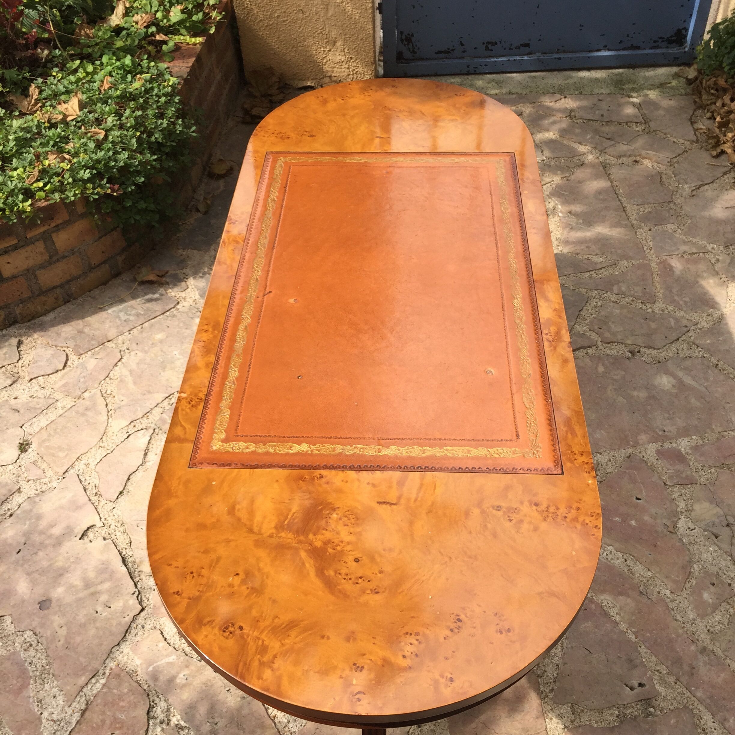 Coffee table in Cherry and magnifying glass to drown